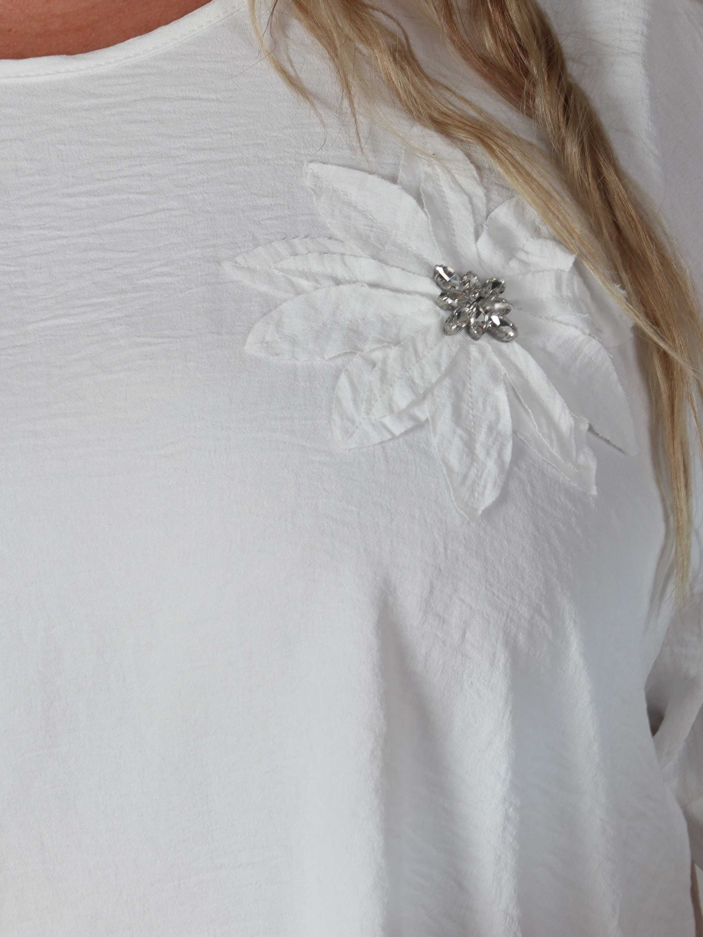 Tabisha - Plus size tunika med blomst og similisten på brystet