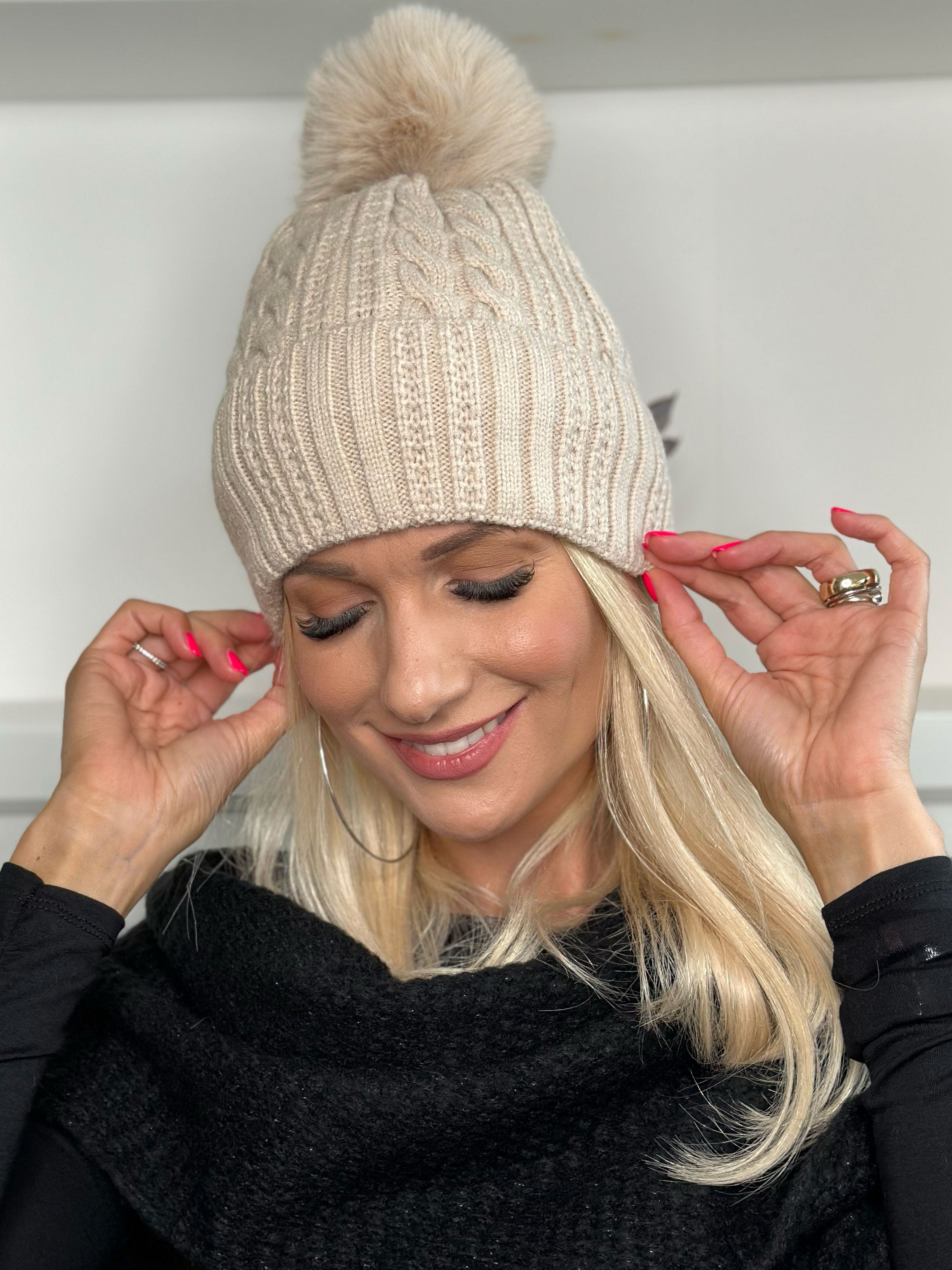 Tasha - Strikhue med kvast af faux fur