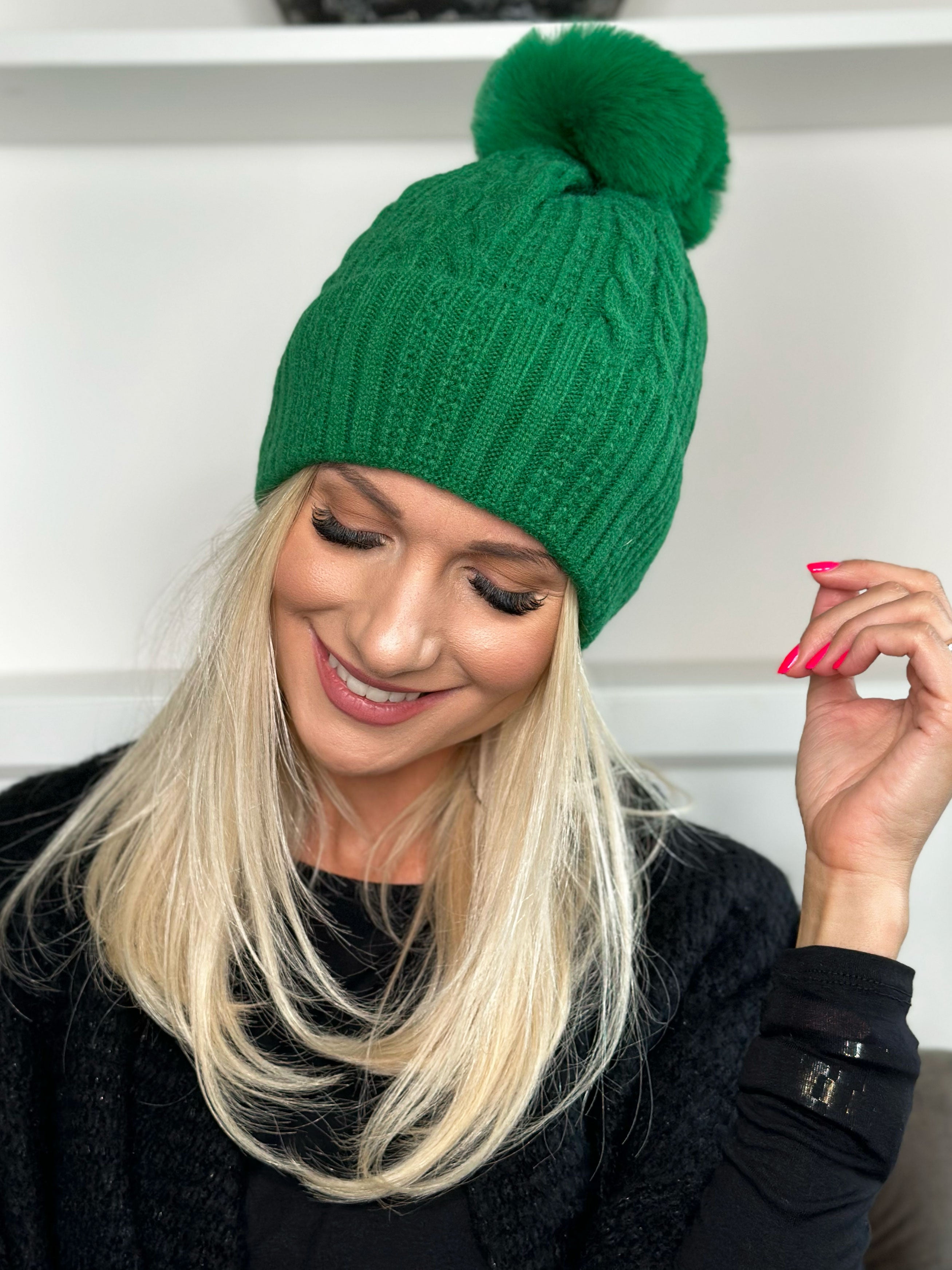 Tasha - Strikhue med kvast af faux fur