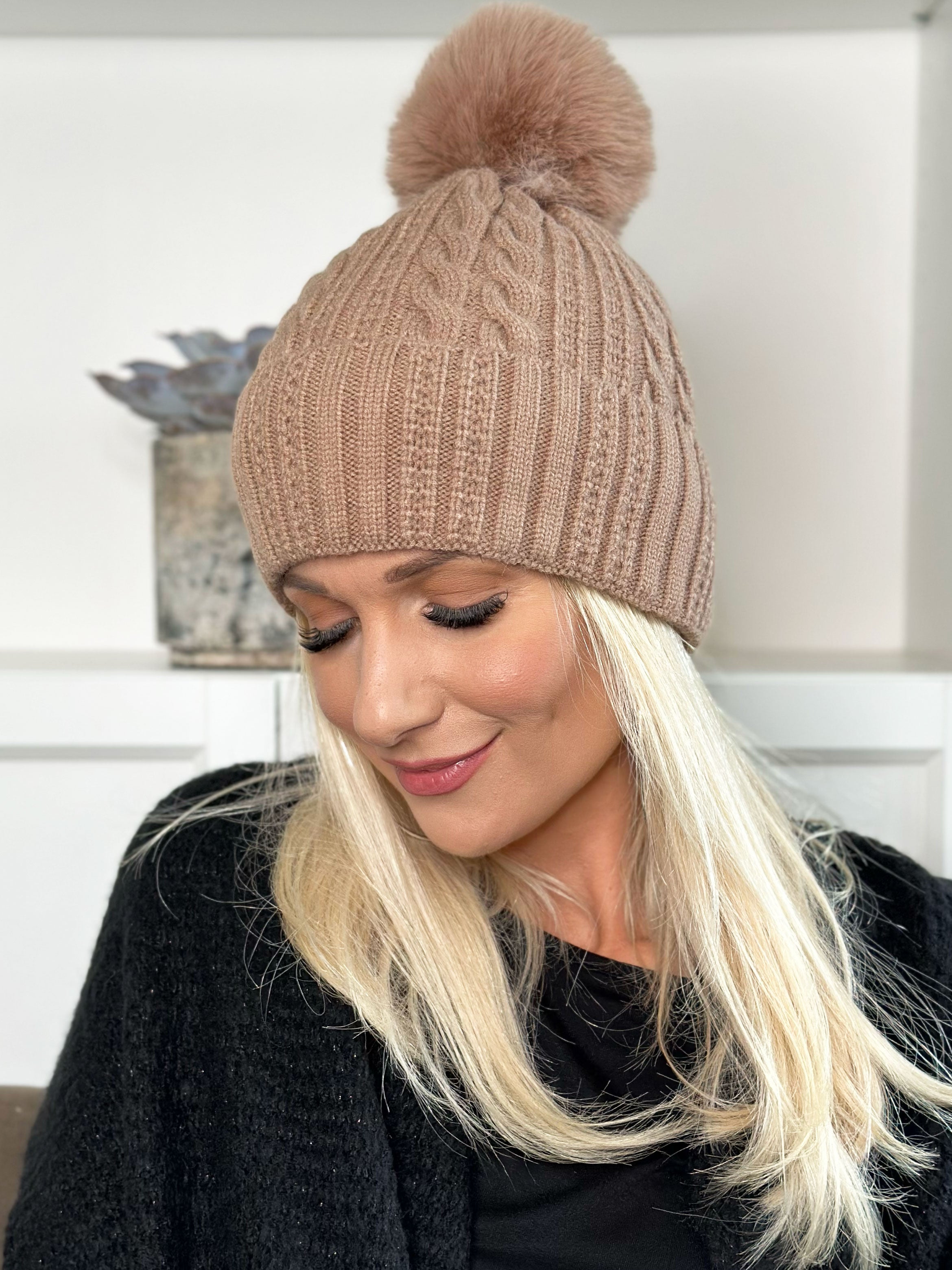 Tasha - Strikhue med kvast af faux fur