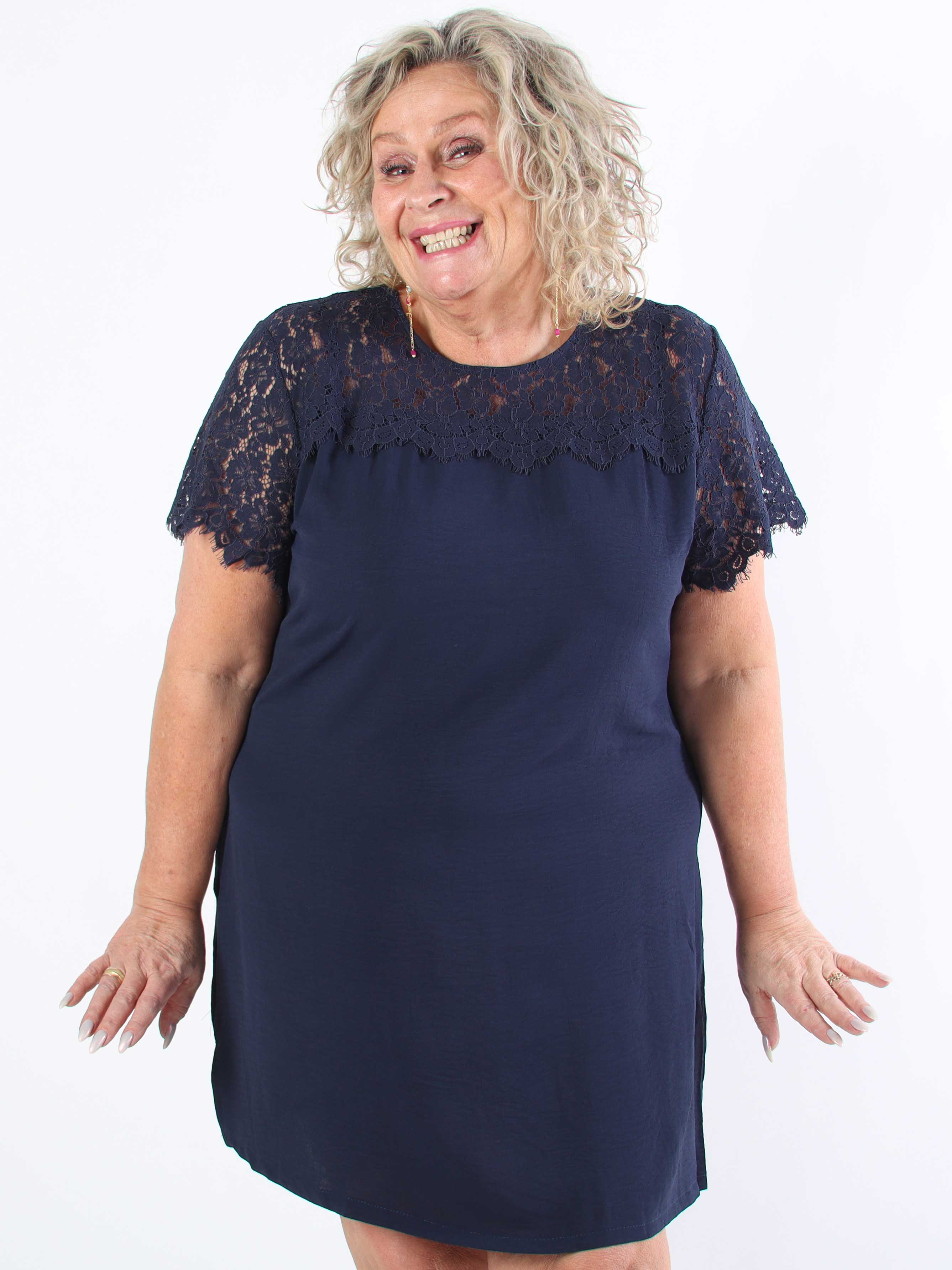 Tatjana - Sød tunikakjole med blonde foroven