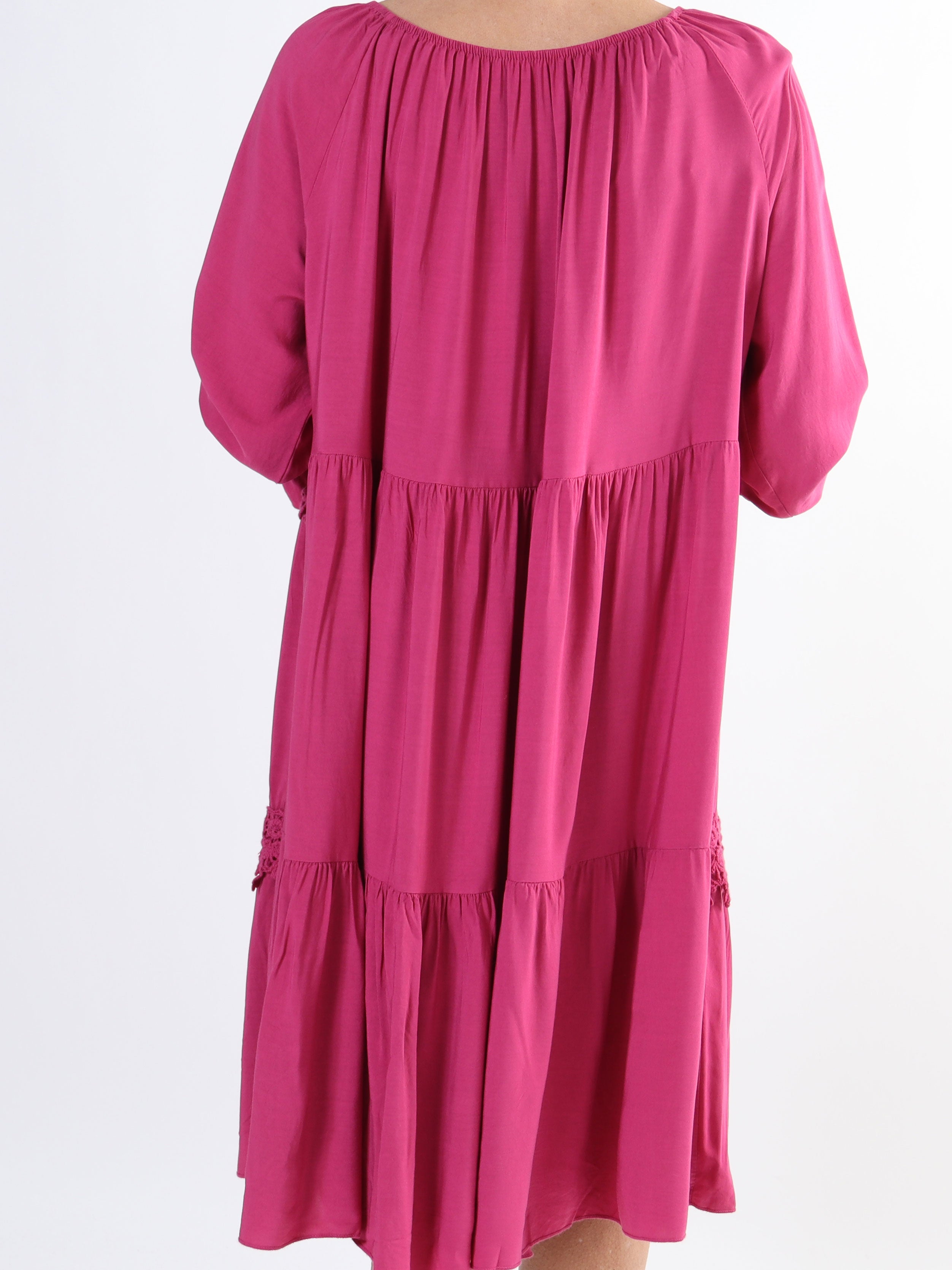 Tilda - Sød plus size tunikakjole med broderinger