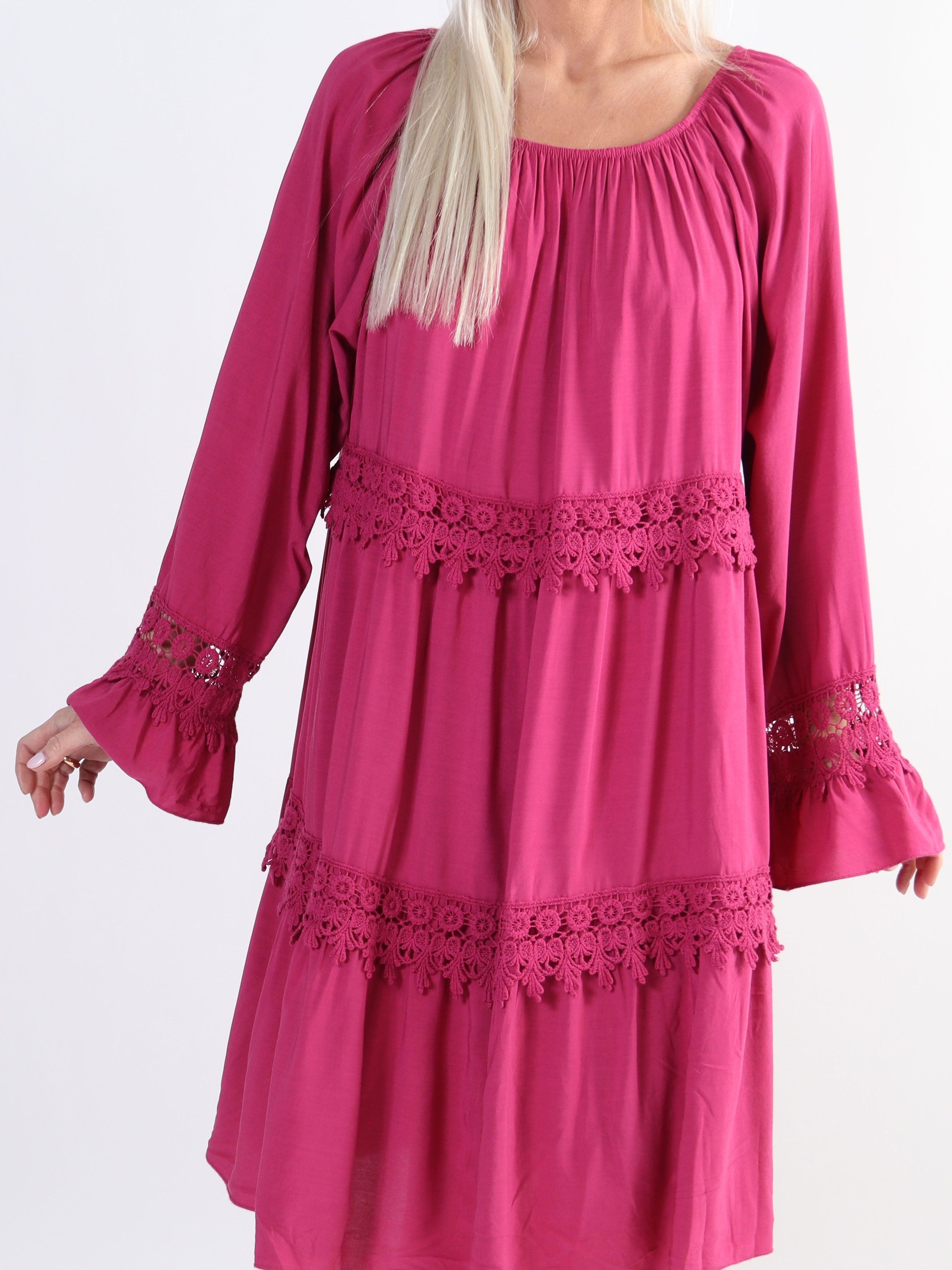 Tilda - Sød plus size tunikakjole med broderinger