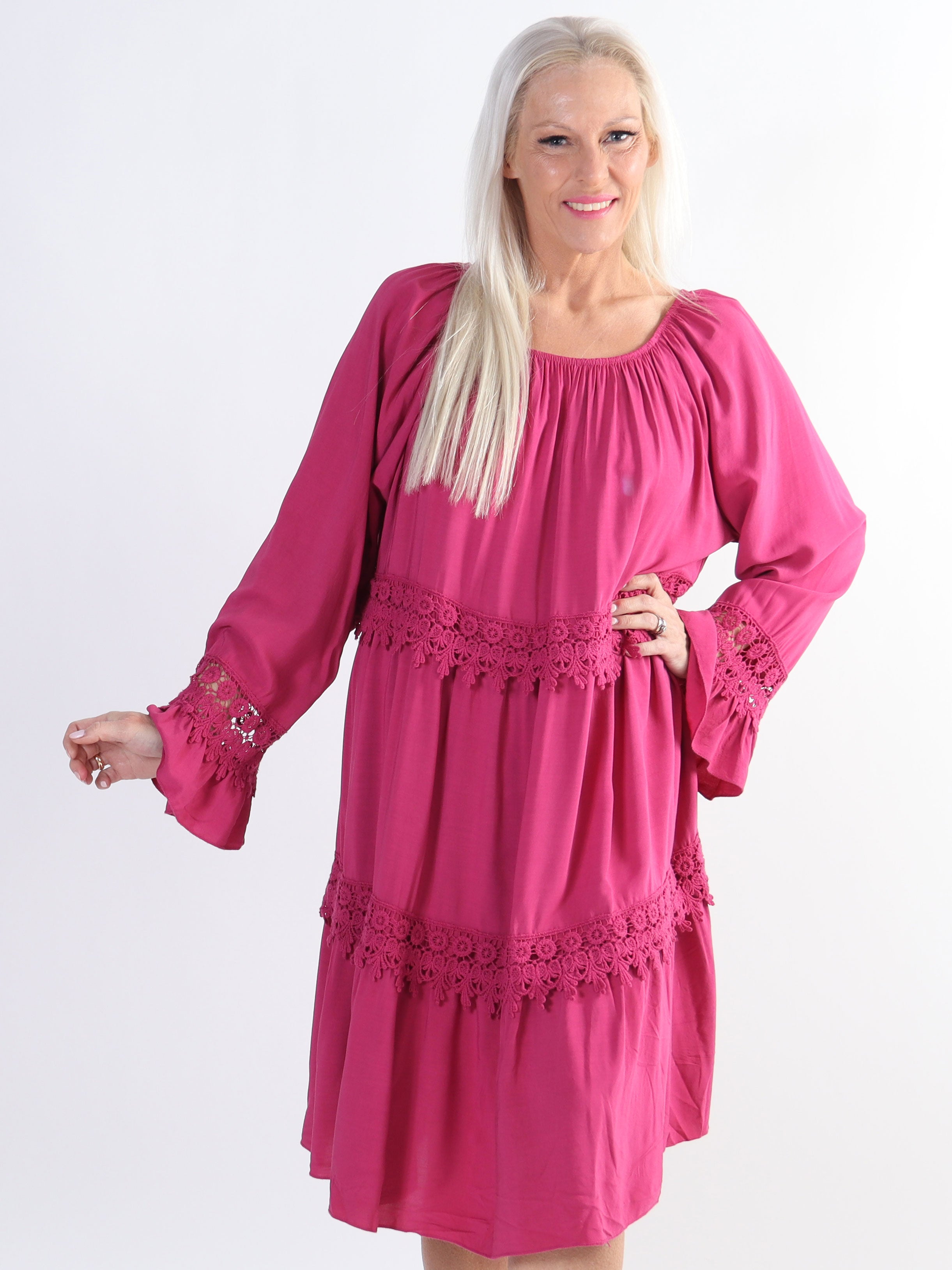 Tilda - Sød plus size tunikakjole med broderinger