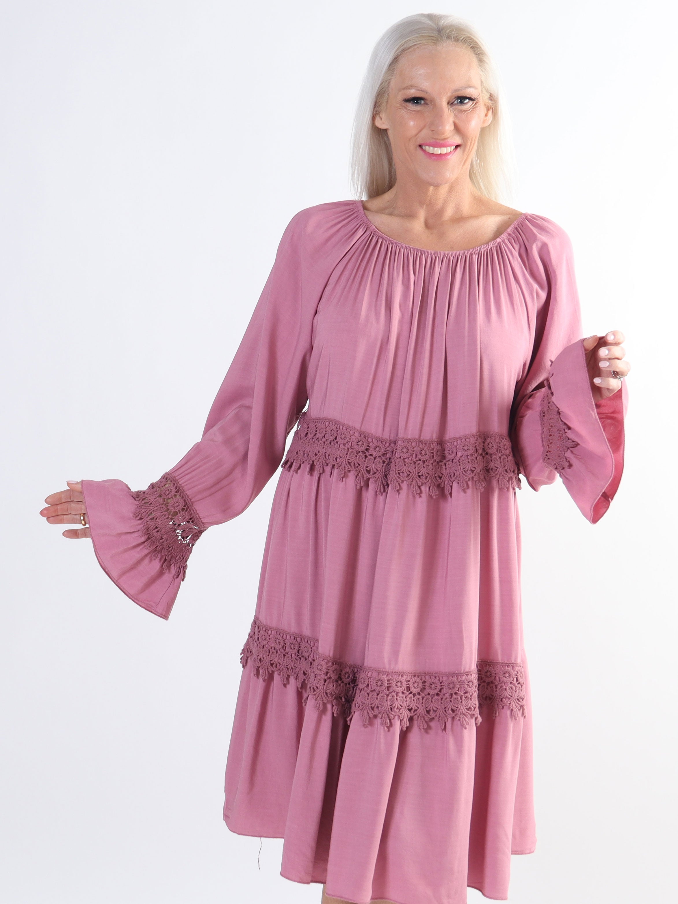 Tilda - Sød plus size tunikakjole med broderinger