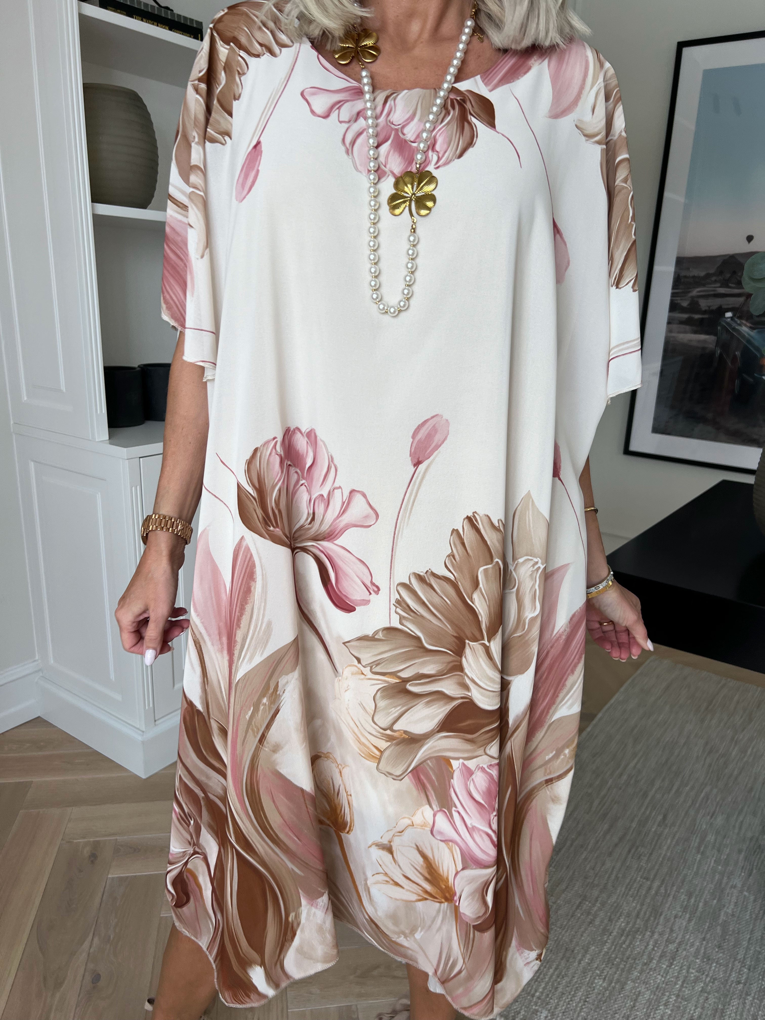 Tricia - Tunikakjole med chiffonlag med blomstermotiver