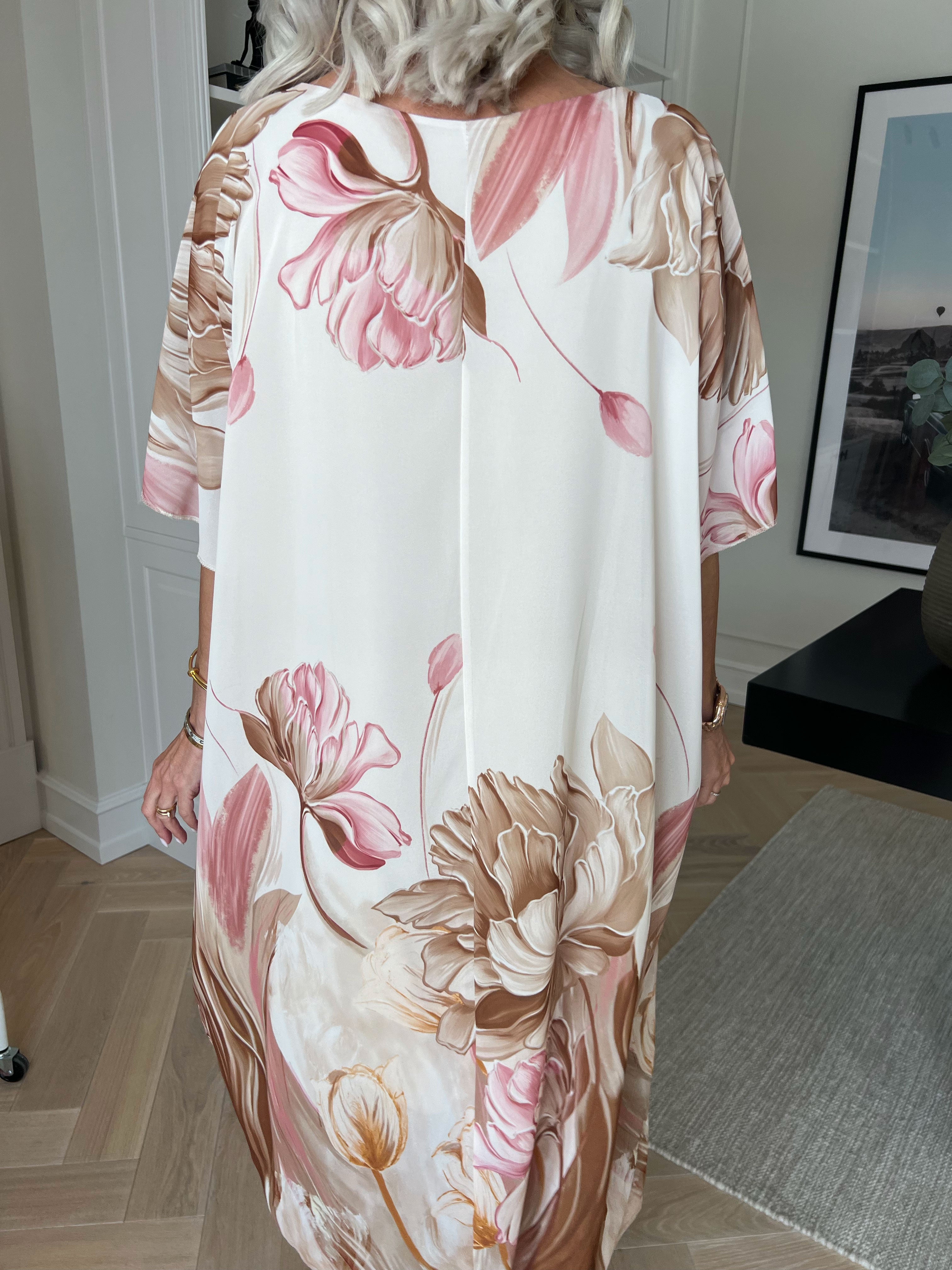 Tricia - Tunikakjole med chiffonlag med blomstermotiver