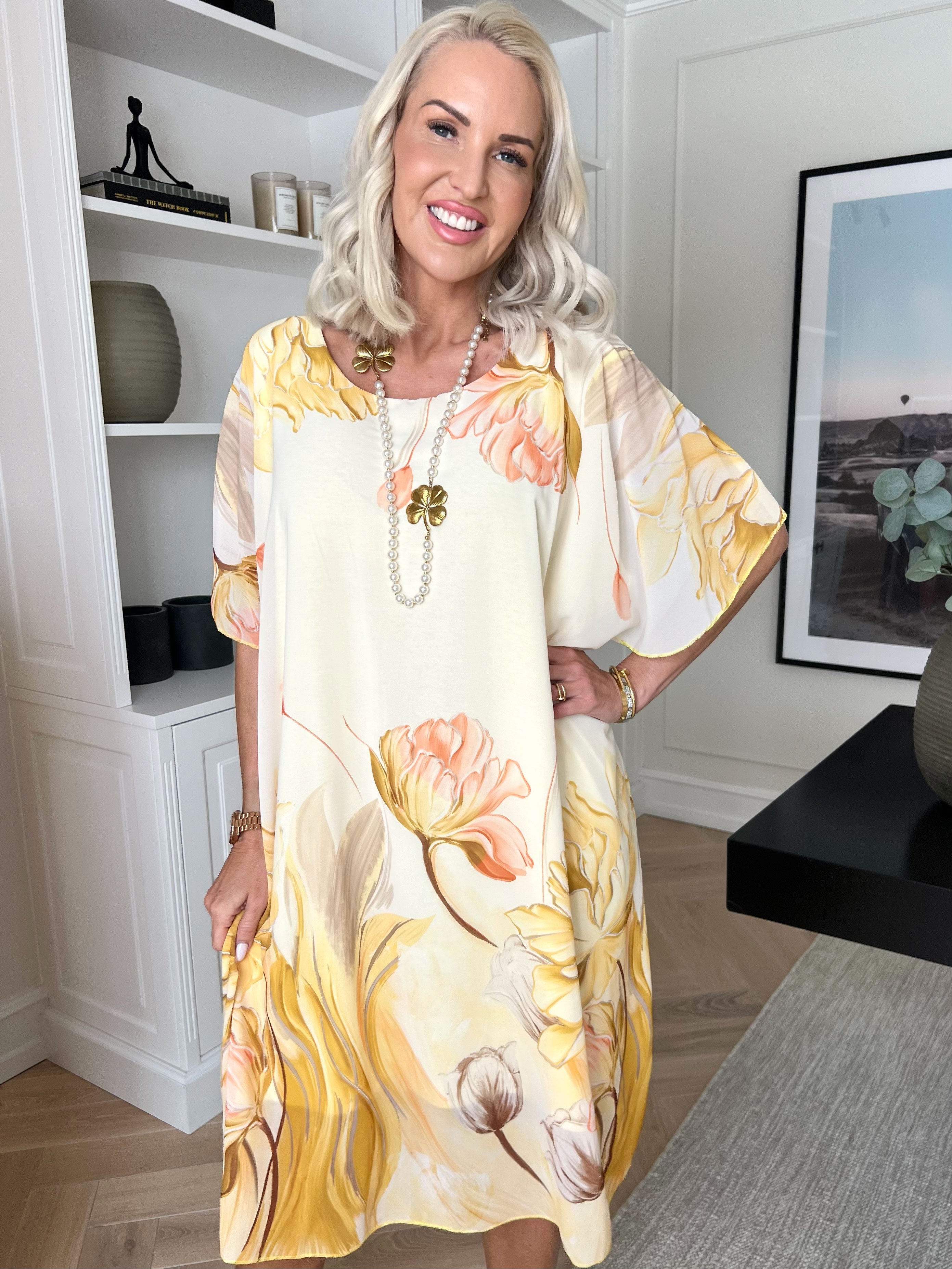 Tricia - Tunikakjole med chiffonlag med blomstermotiver