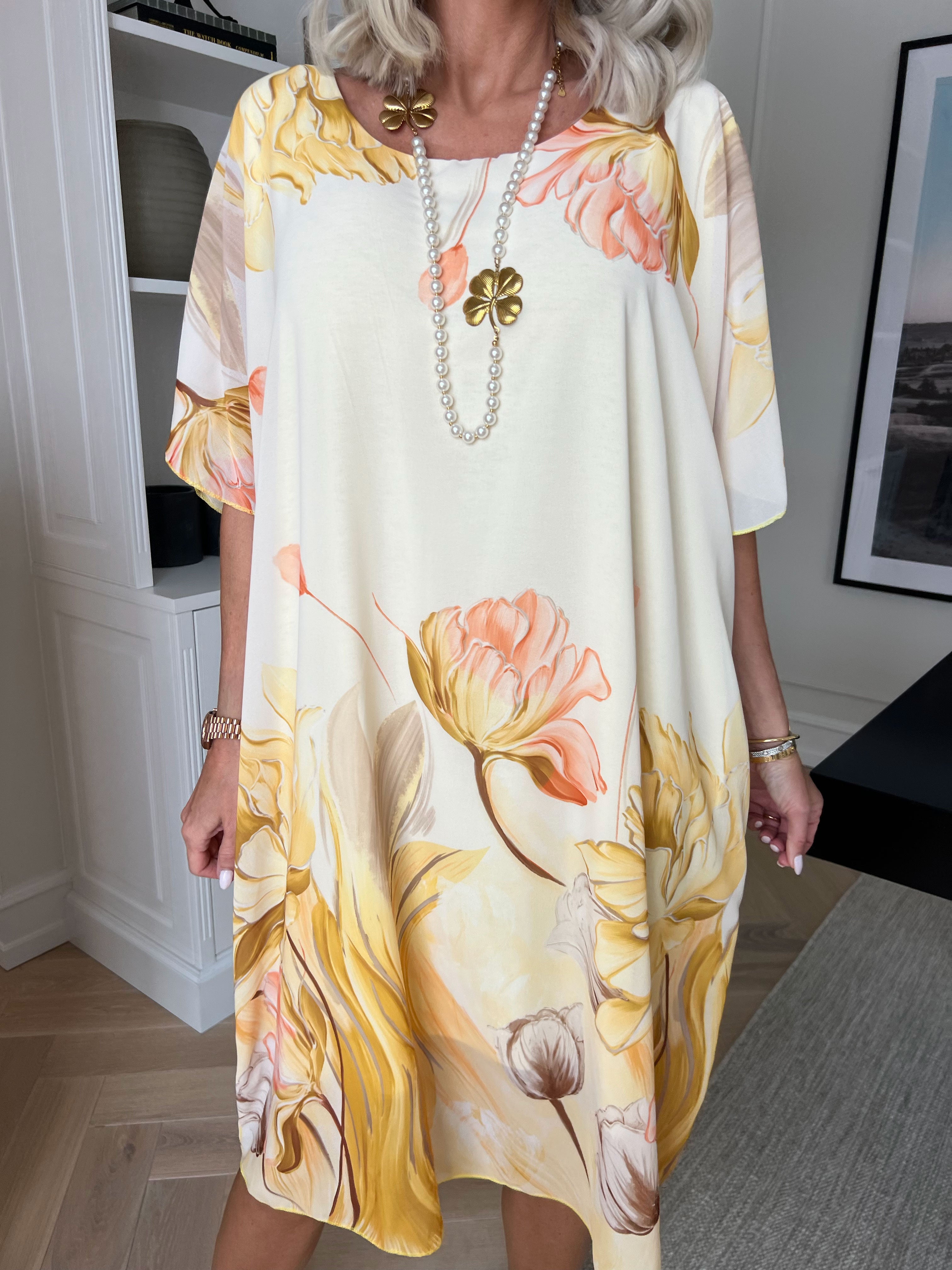 Tricia - Tunikakjole med chiffonlag med blomstermotiver