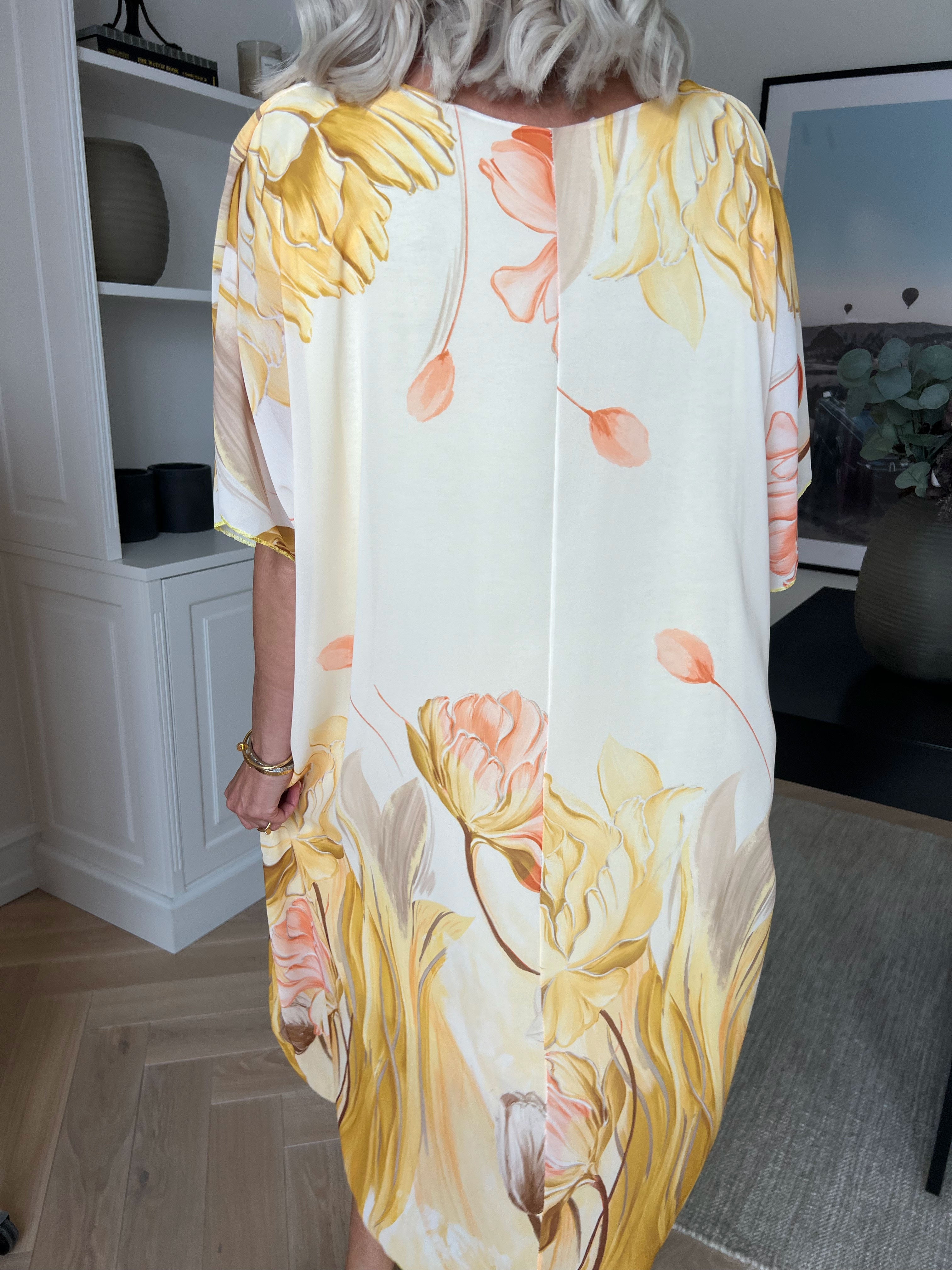 Tricia - Tunikakjole med chiffonlag med blomstermotiver