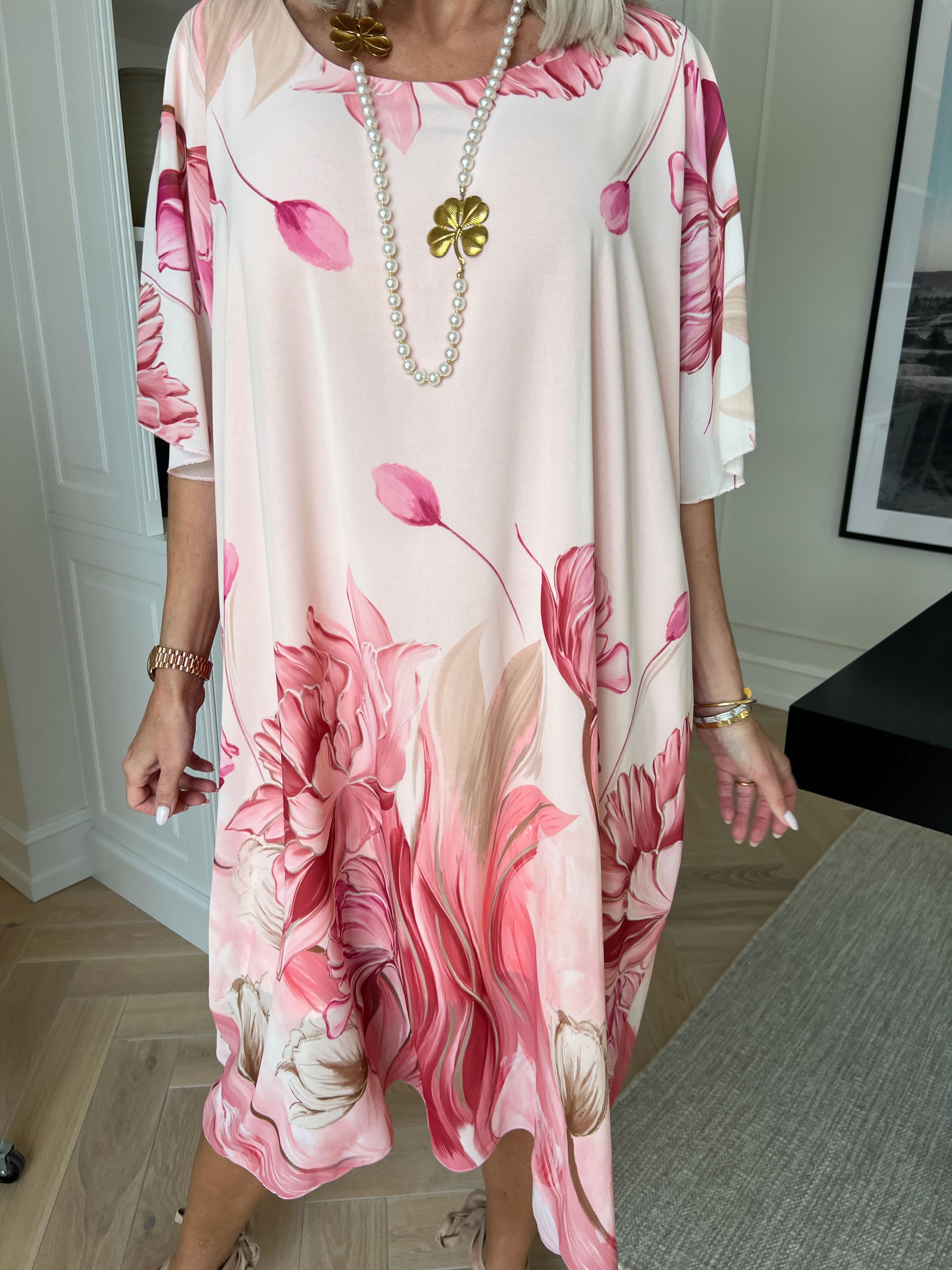 Tricia - Tunikakjole med chiffonlag med blomstermotiver