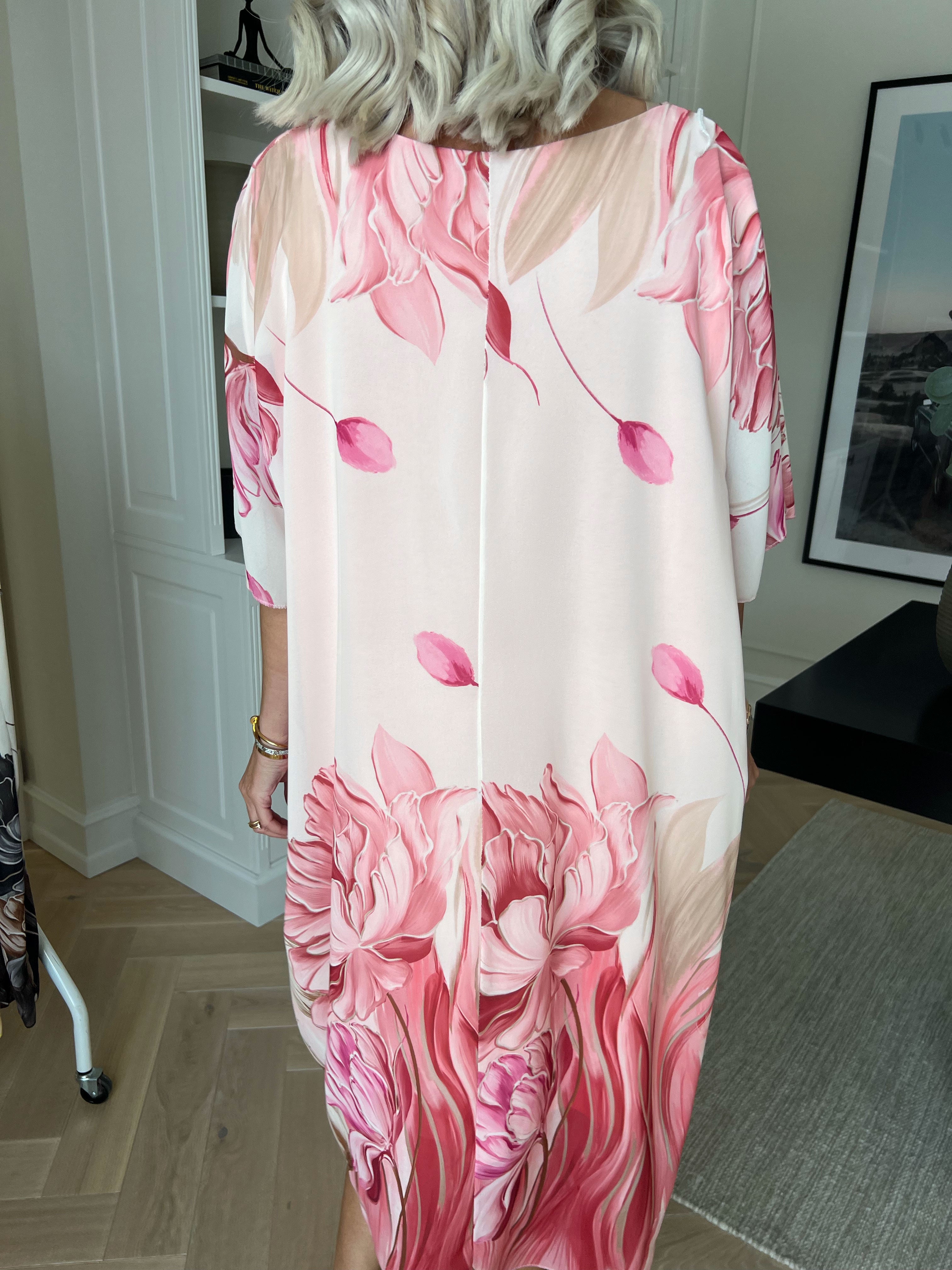 Tricia - Tunikakjole med chiffonlag med blomstermotiver