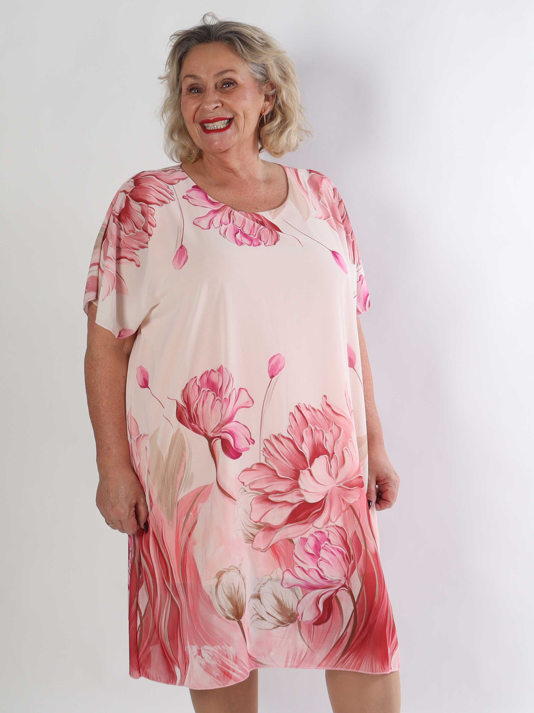 Tricia - Plus size tunikakjole med chiffonlag med blomstermotiver