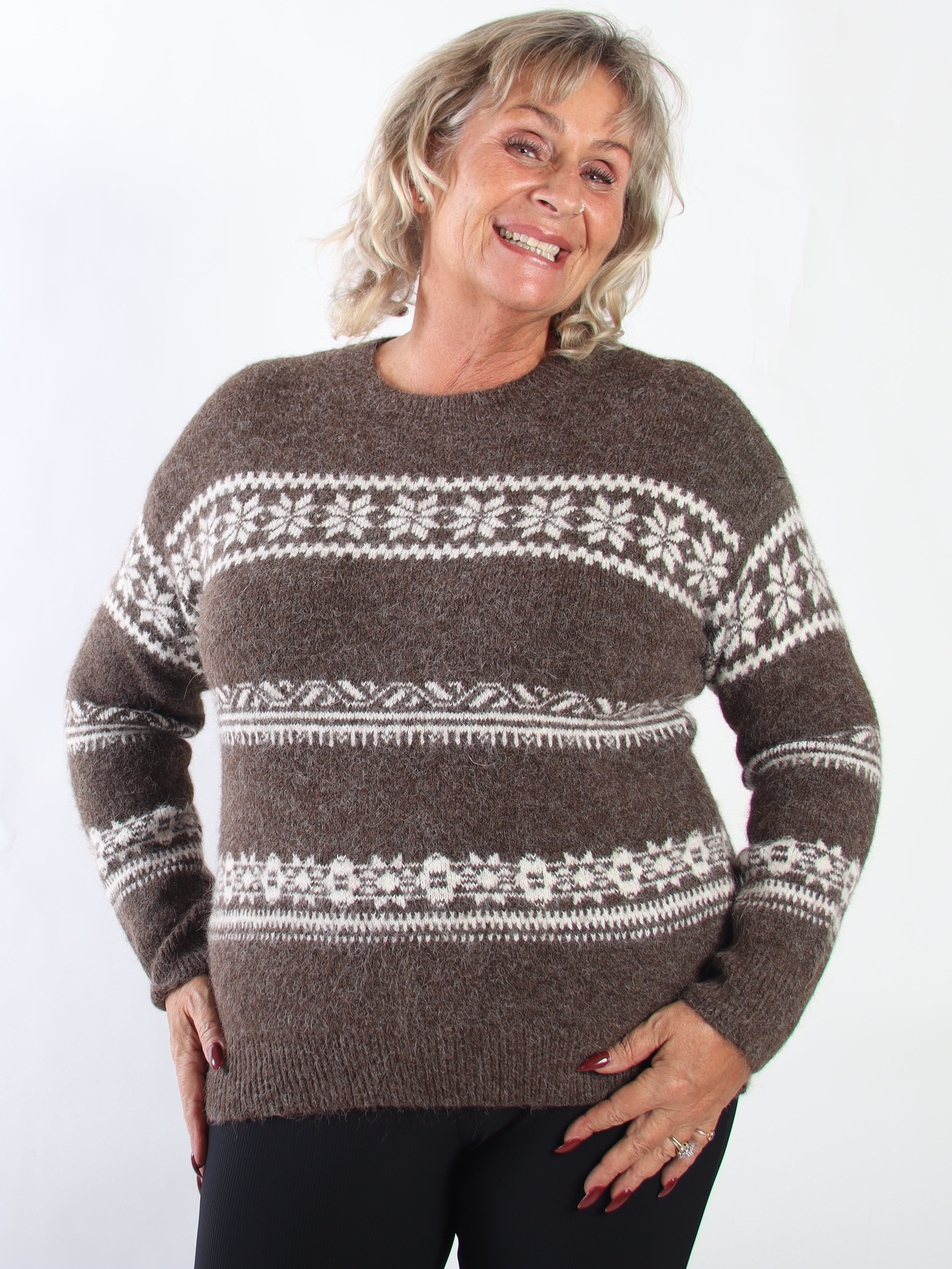 Ulrikke - Hyggelig plus size strikbluse med et sødt vintermønster