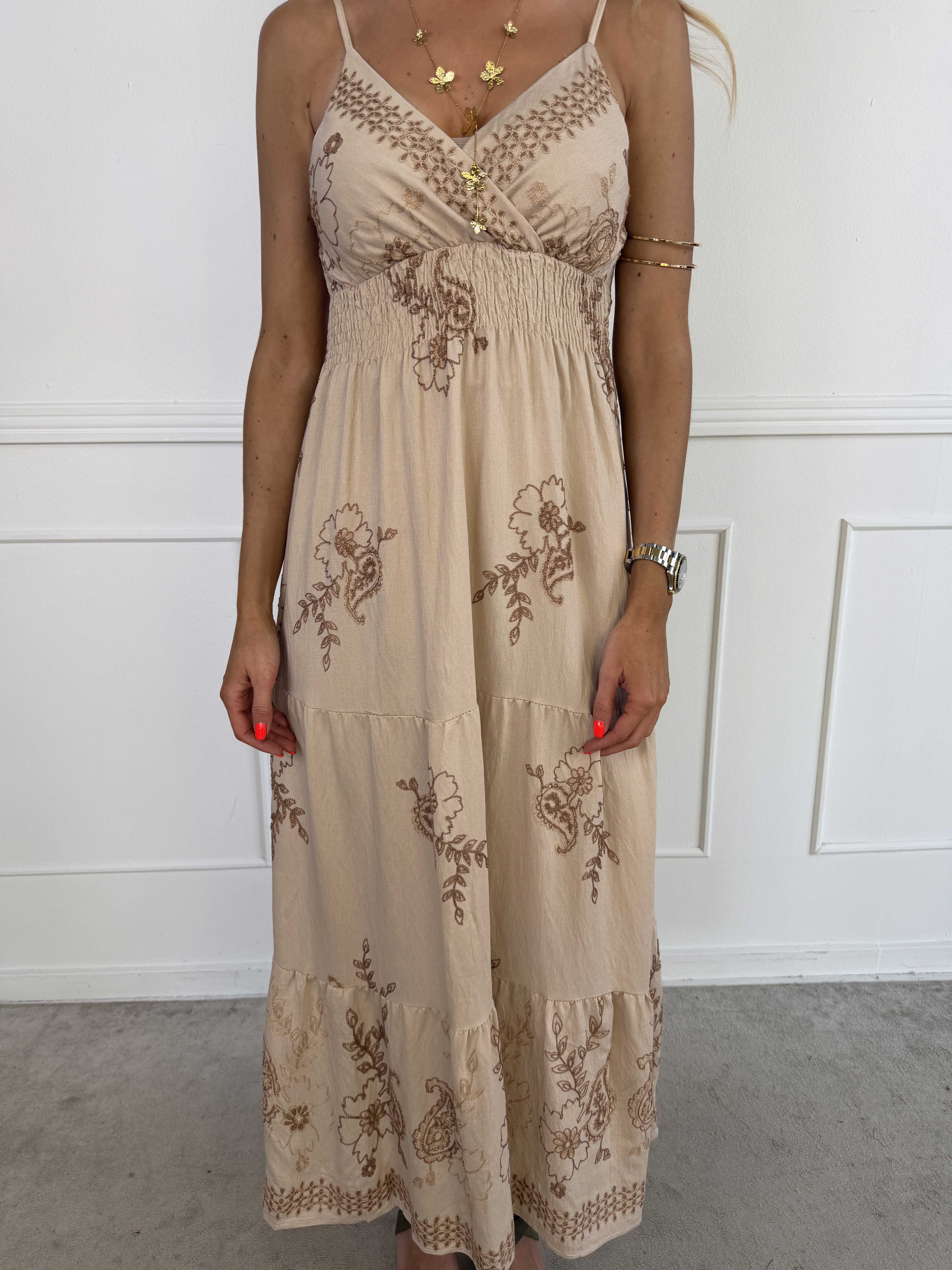 Ursula - Lang stropkjole i viskose med broderet mønster og lag på lag effekt