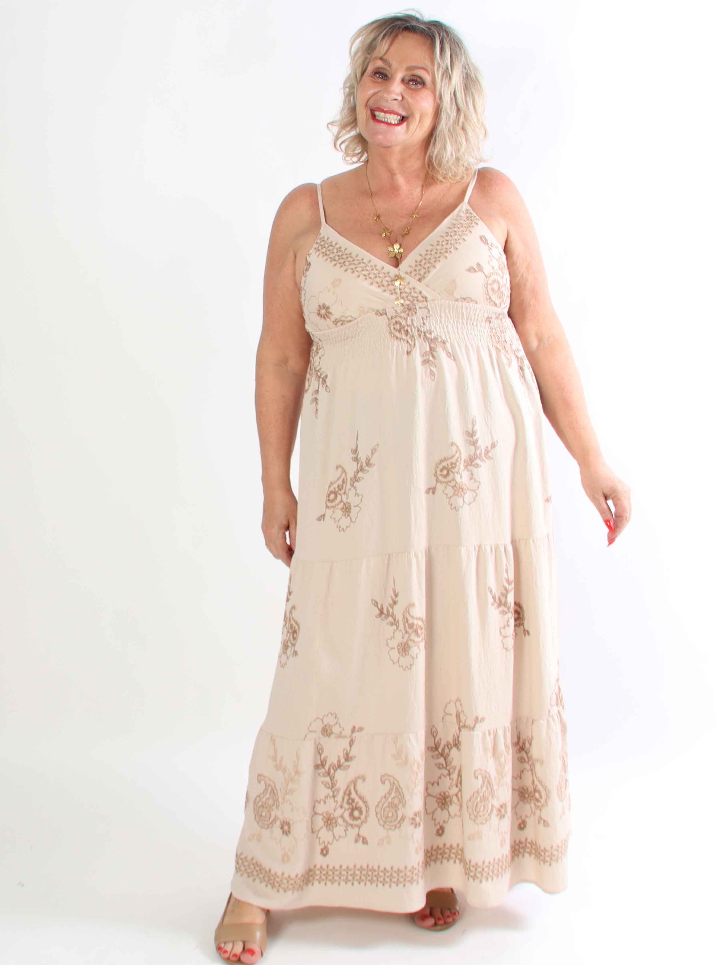 Ursula - Lang stropkjole i viskose med broderet mønster og lag på lag effekt