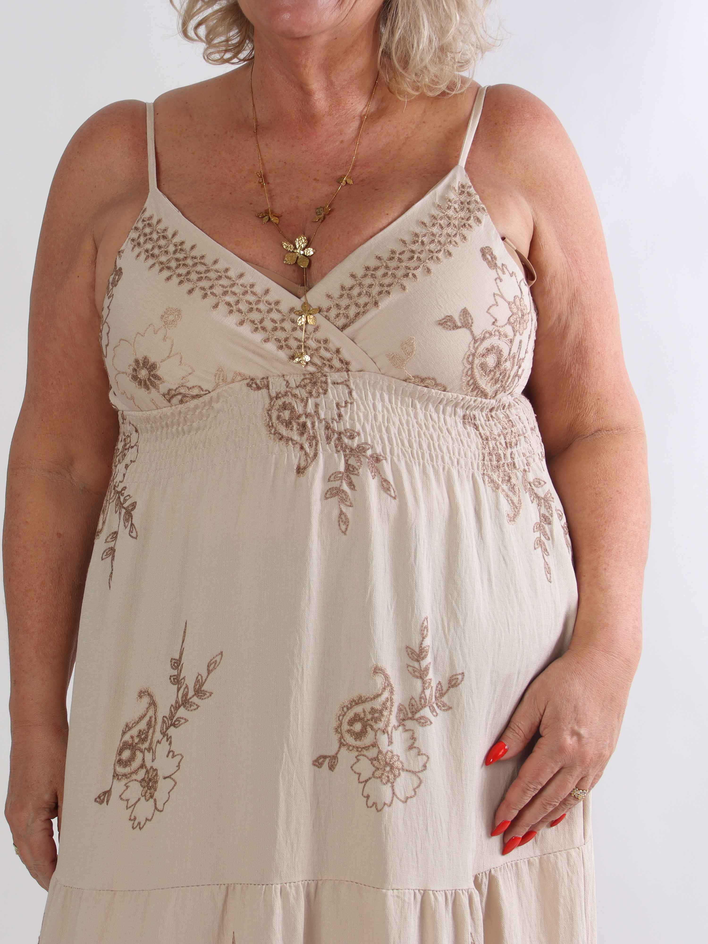 Ursula - Lang stropkjole i viskose med broderet mønster og lag på lag effekt