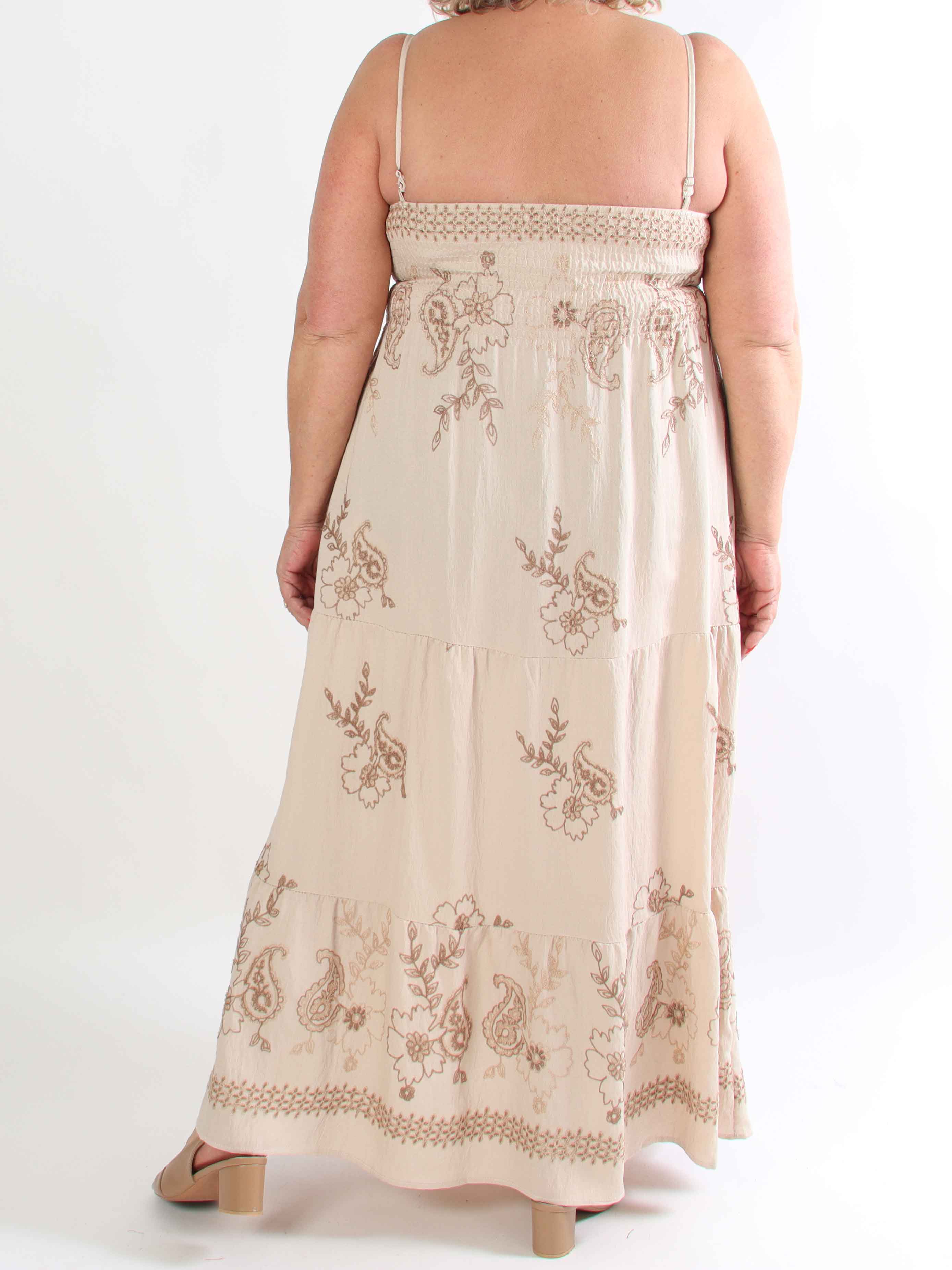 Ursula - Lang stropkjole i viskose med broderet mønster og lag på lag effekt