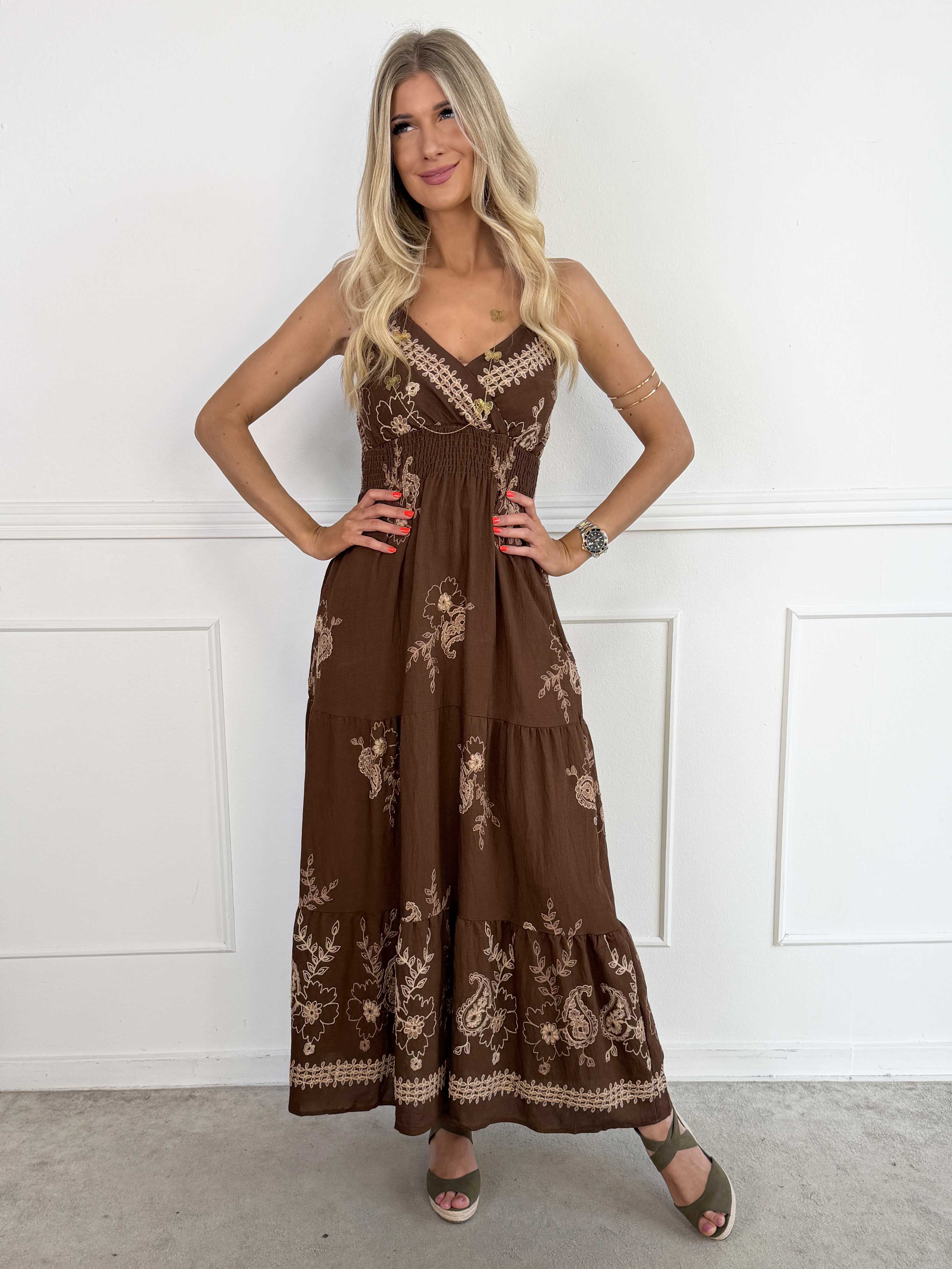 Ursula - Lang stropkjole i viskose med broderet mønster og lag på lag effekt