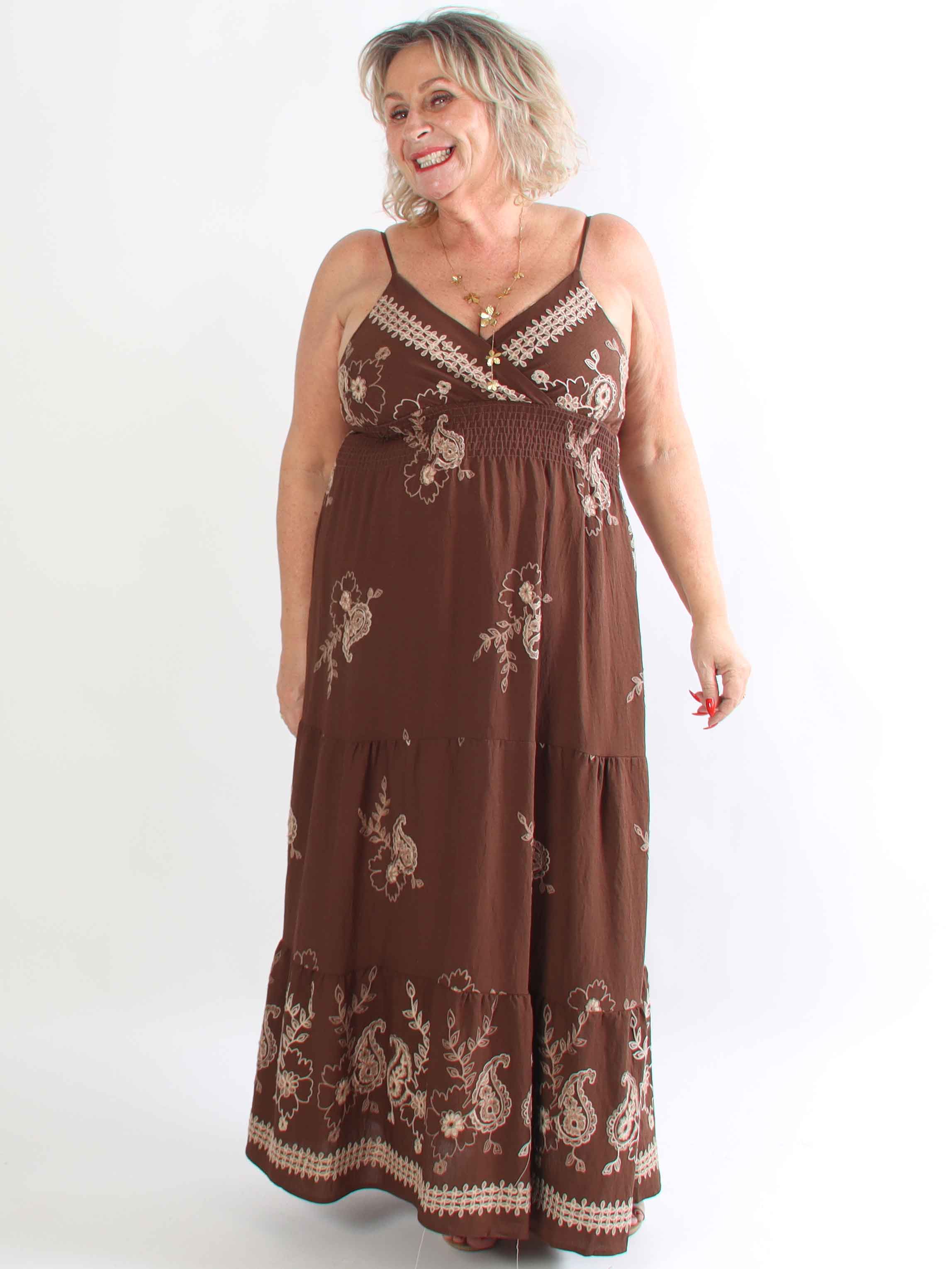 Ursula - Lang stropkjole i viskose med broderet mønster og lag på lag effekt