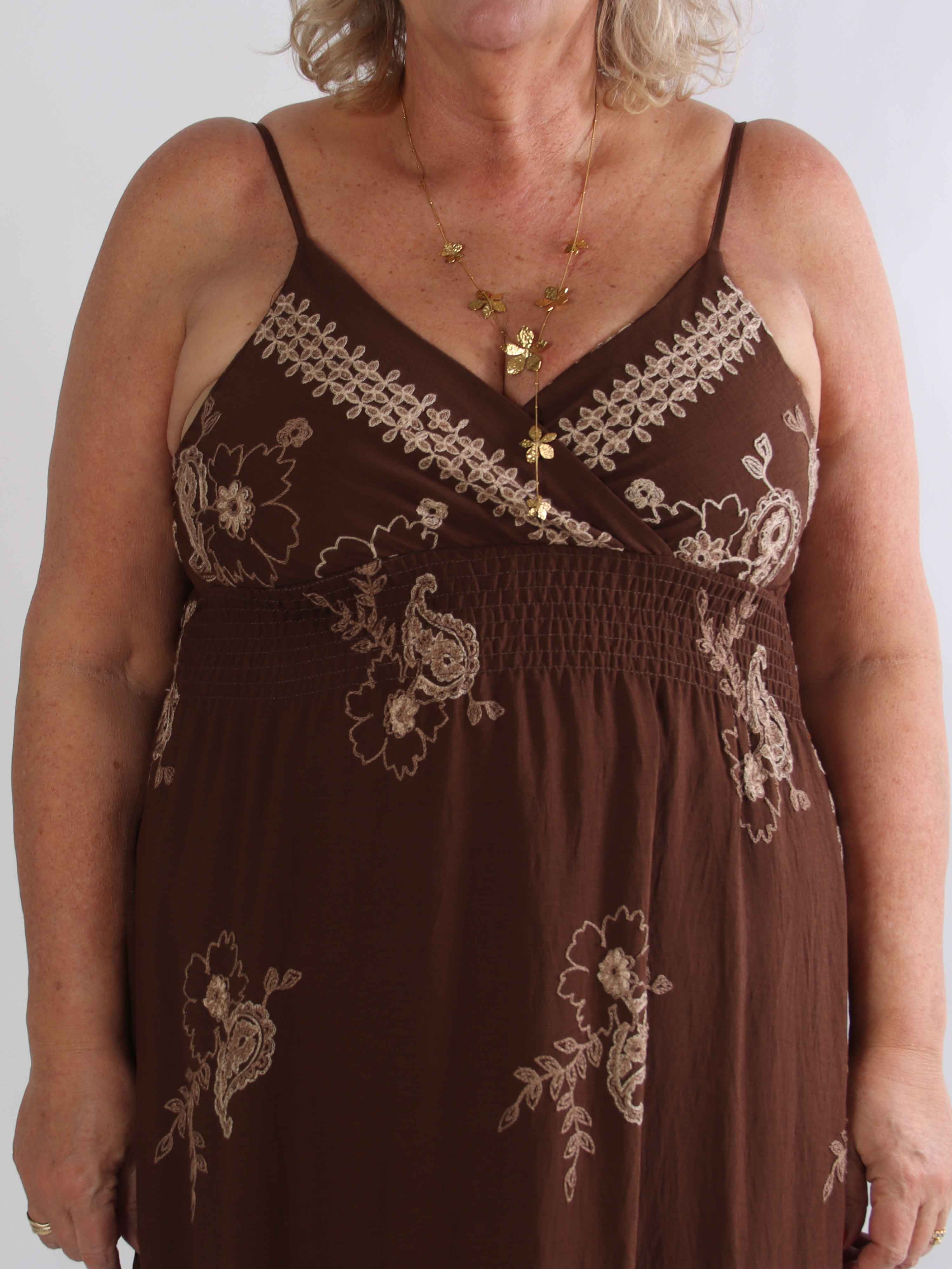 Ursula - Lang stropkjole i viskose med broderet mønster og lag på lag effekt