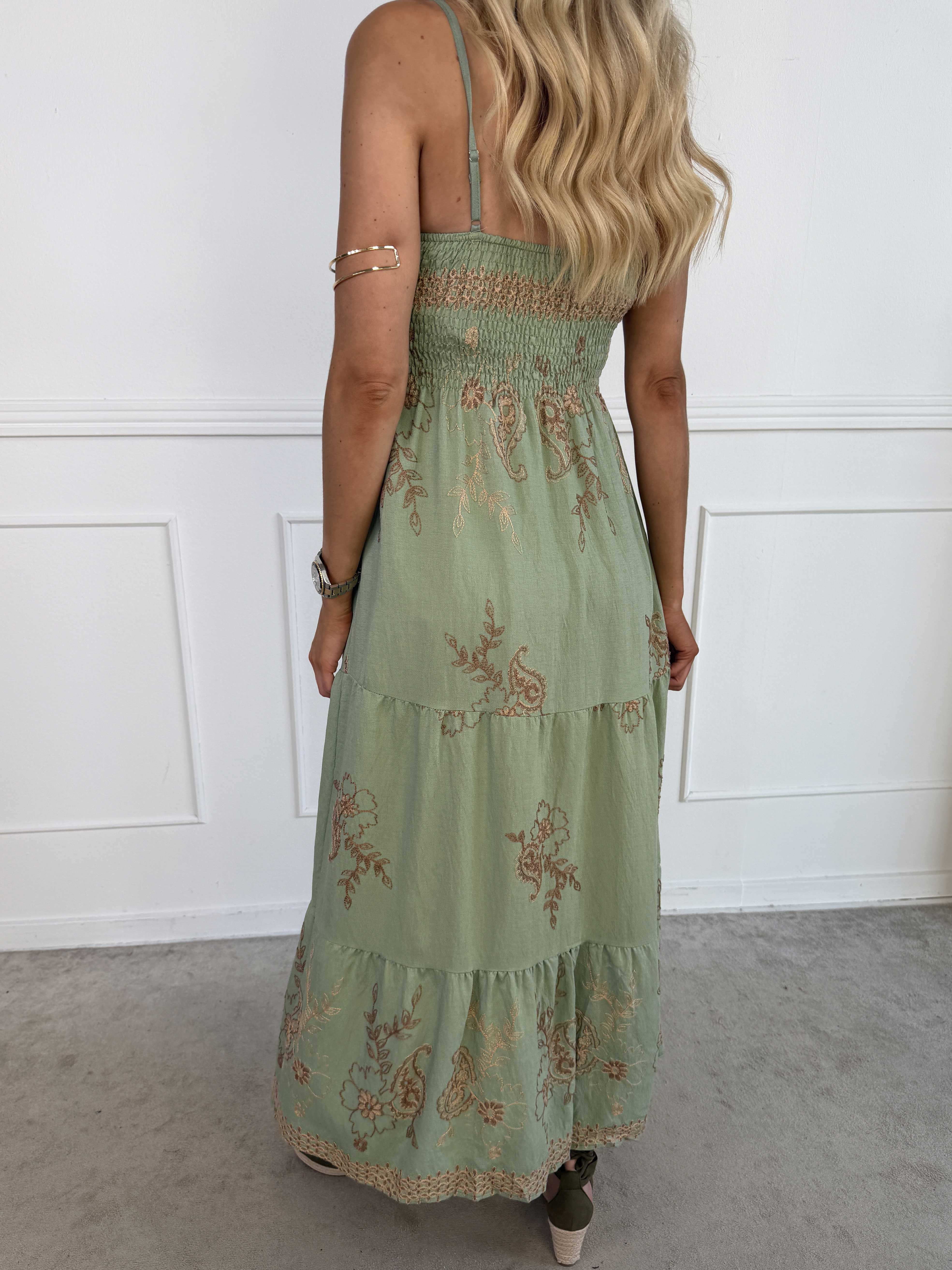 Ursula - Lang stropkjole i viskose med broderet mønster og lag på lag effekt