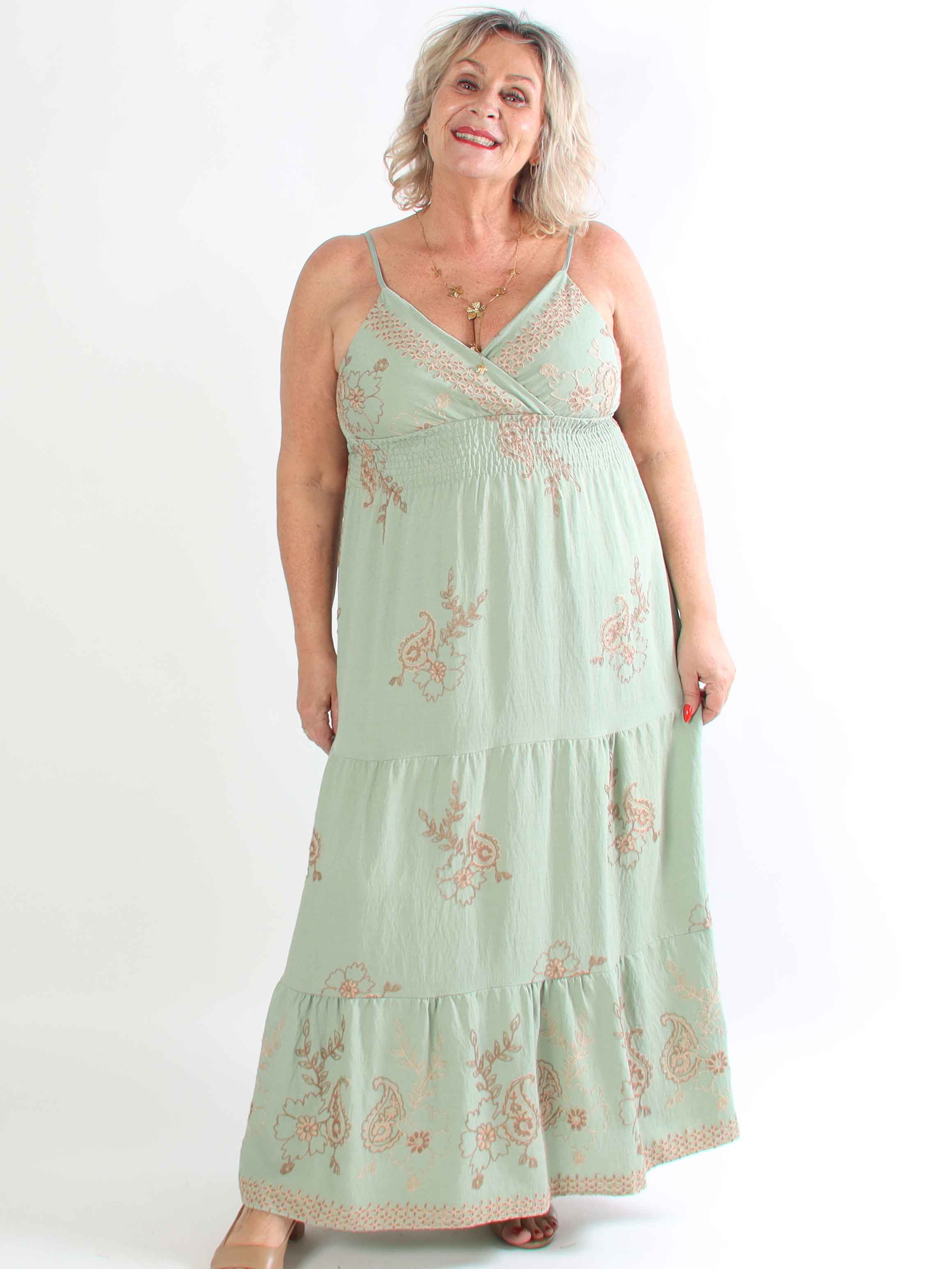 Ursula - Lang stropkjole i viskose med broderet mønster og lag på lag effekt