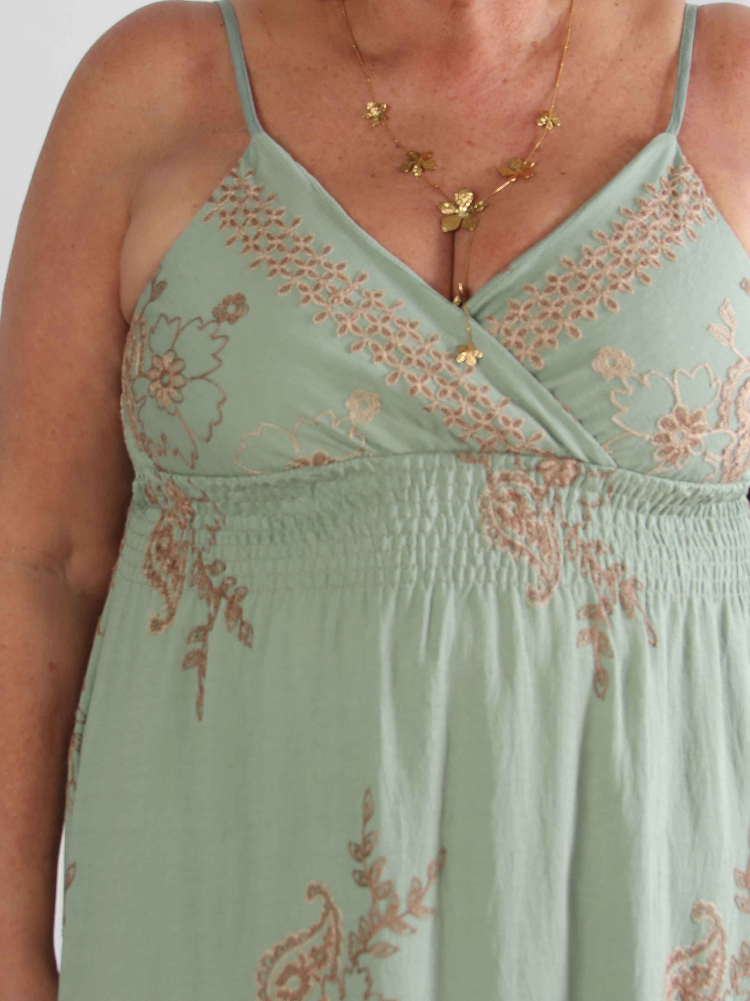 Ursula - Lang stropkjole i viskose med broderet mønster og lag på lag effekt