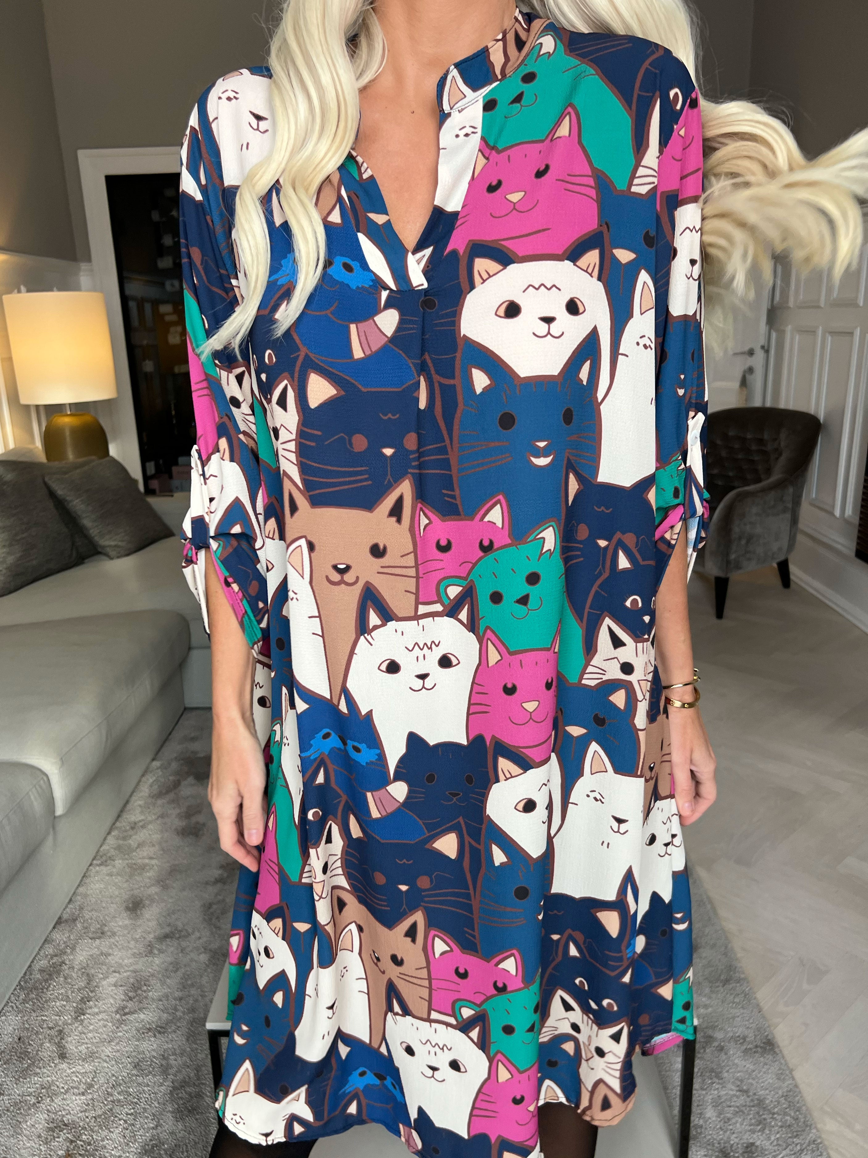 Vanesa Cat Long - Let og luftig kjole med katteprint