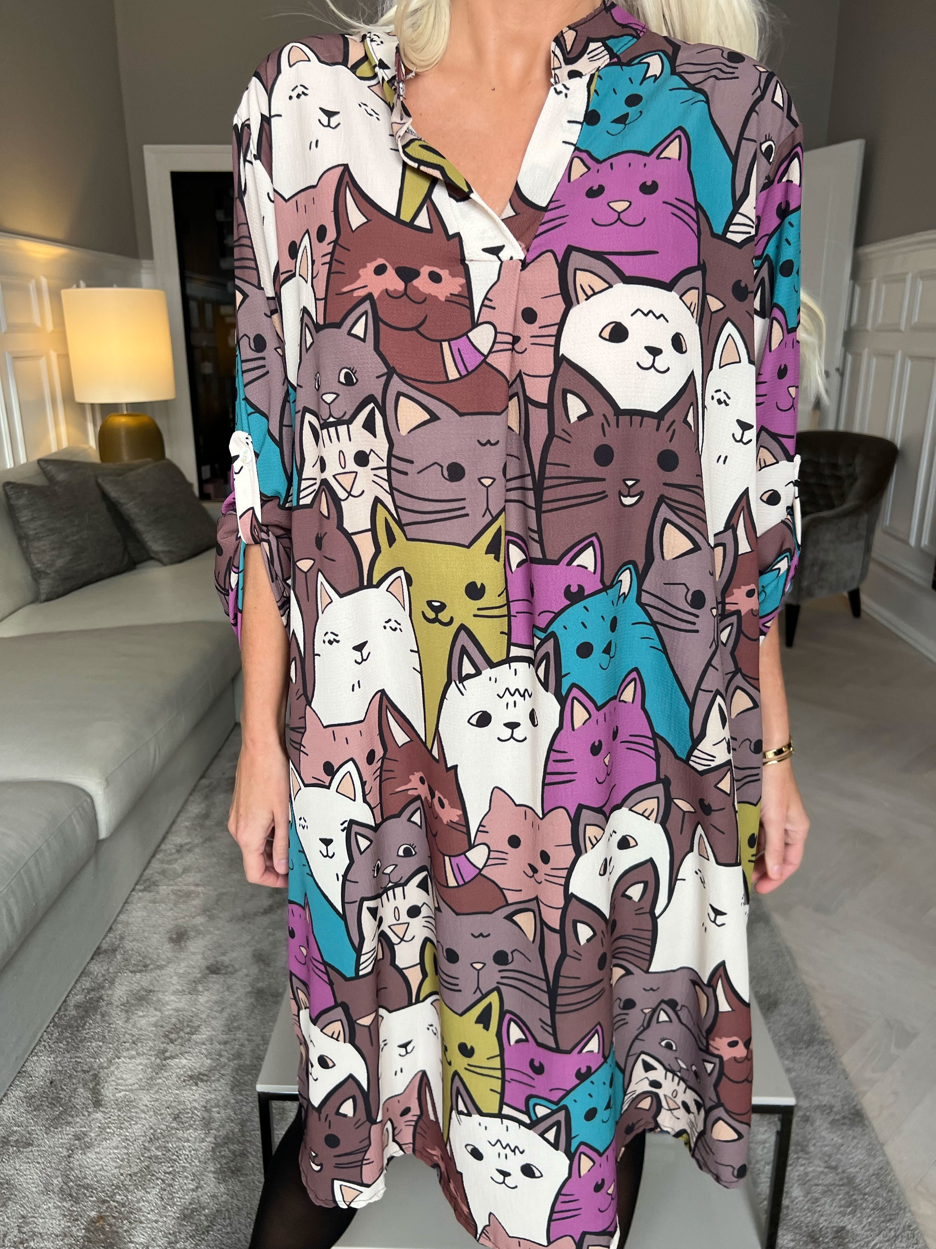 Vanesa Cat Long - Let og luftig kjole med katteprint