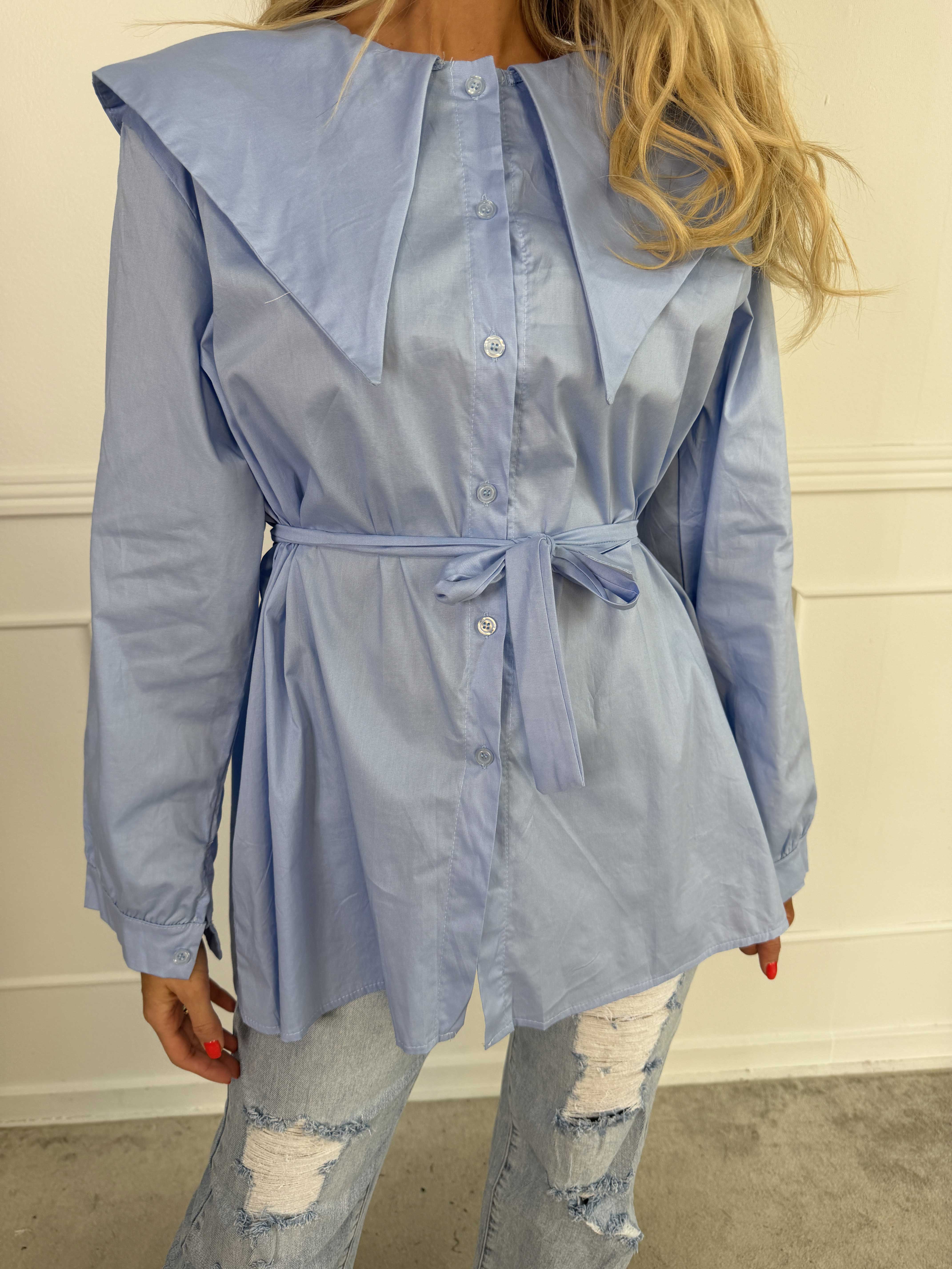 Venezia - Skjorte i bomuld med stor krave og fint bindebånd