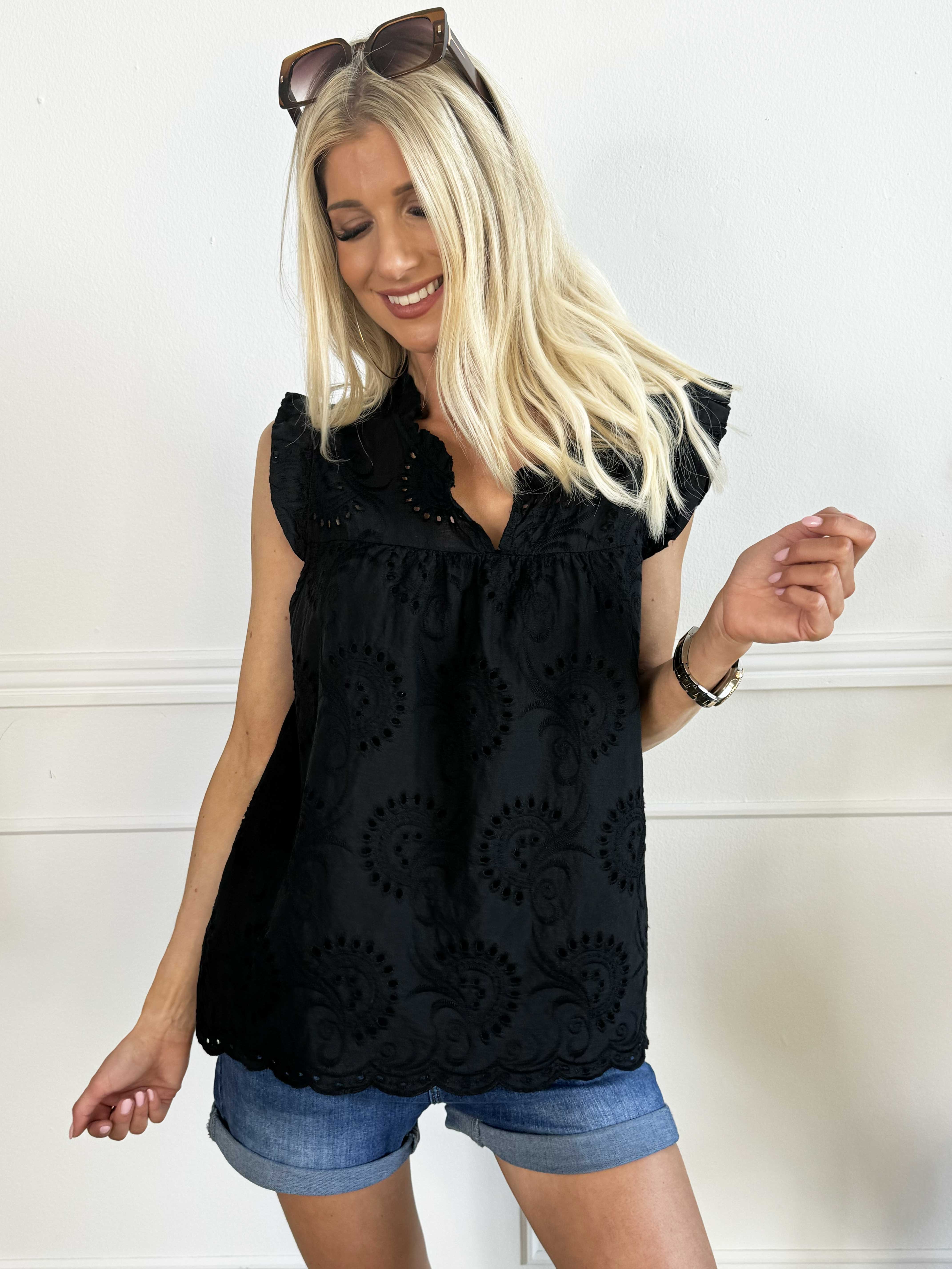 Veria - Feminin tunika med flæser og broderie anglaise