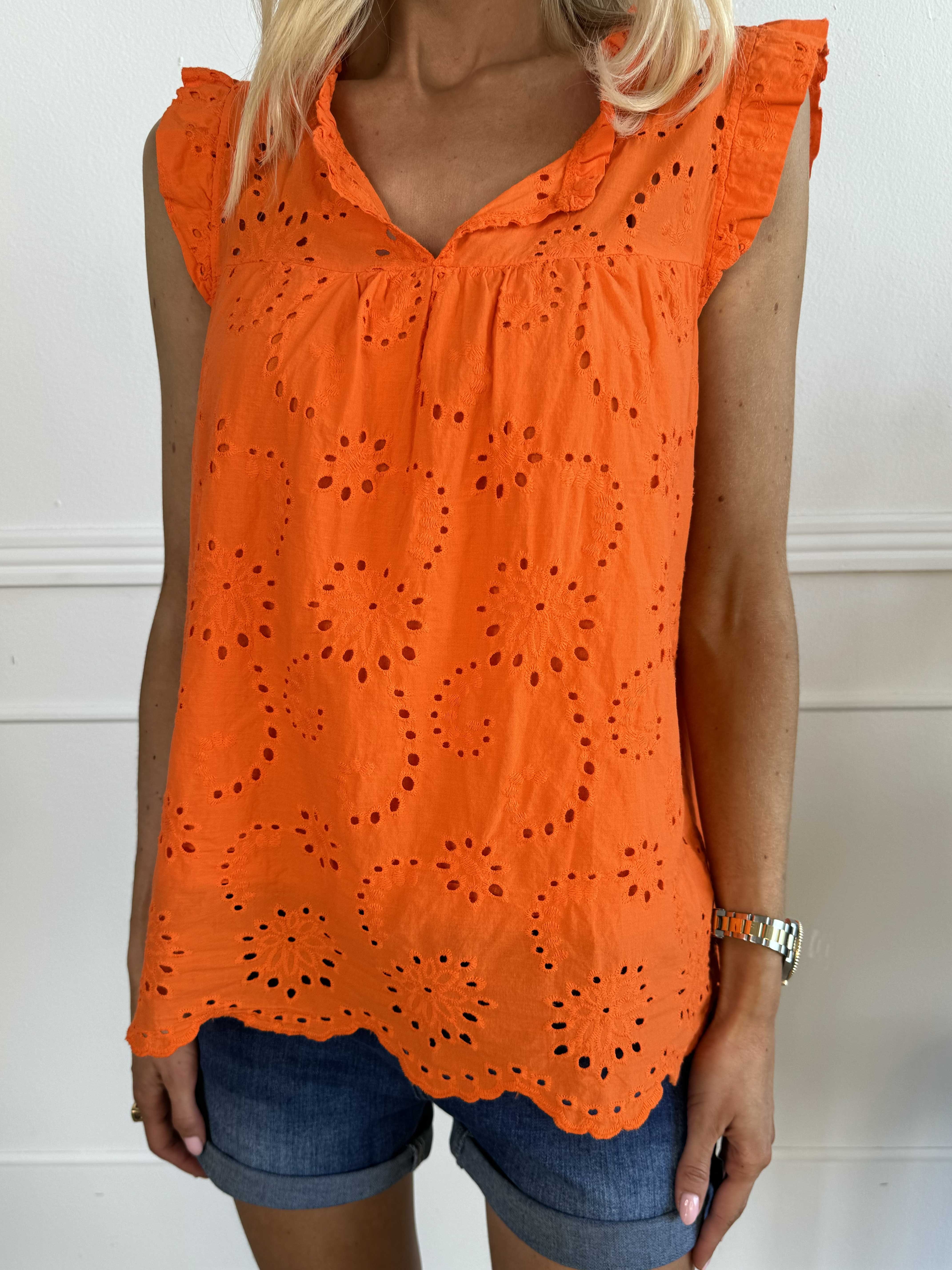 Veria - Feminin tunika med flæser og broderie anglaise