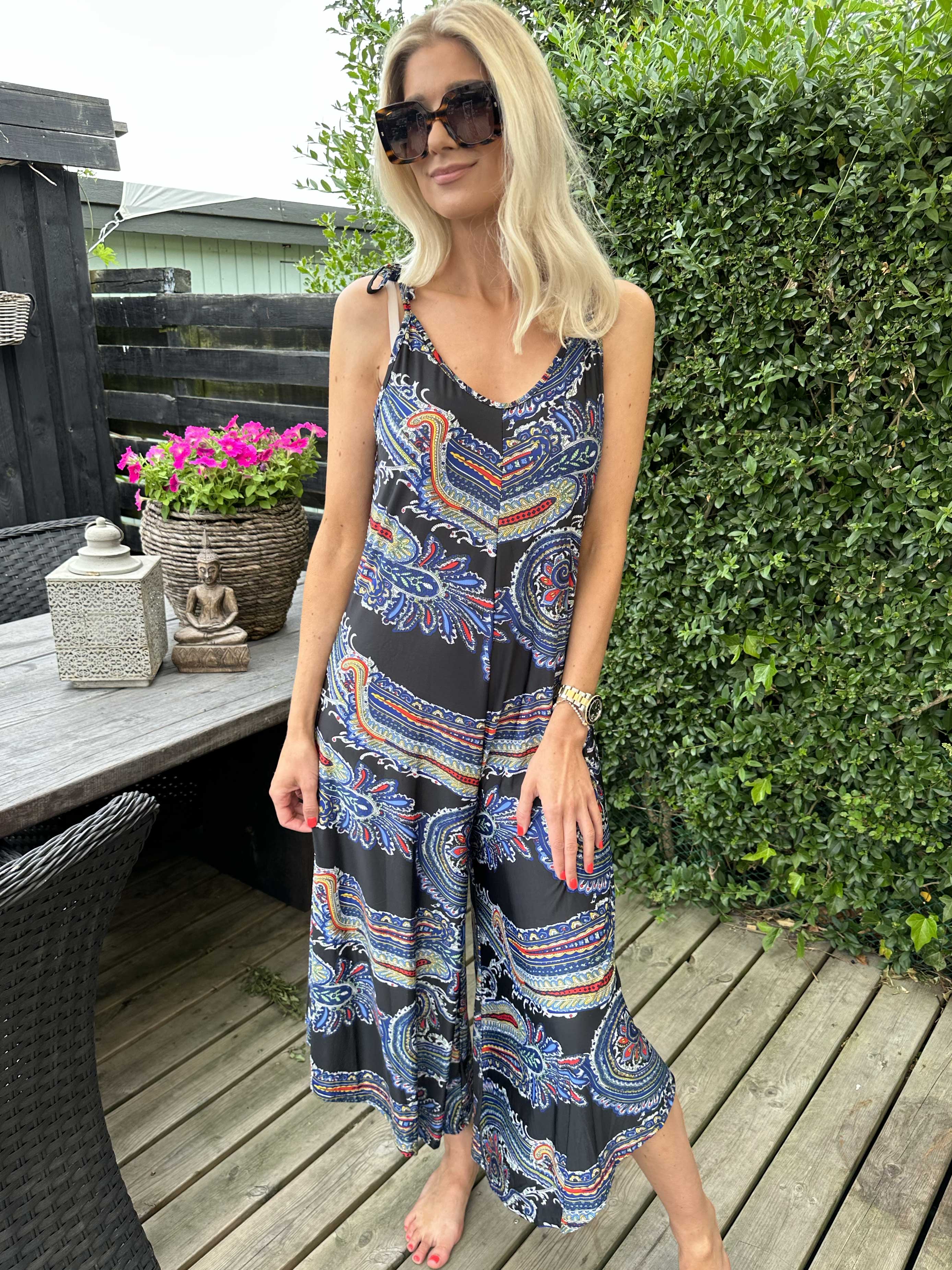 Verona - Elastisk mønstret buksedragt med tynde stropper