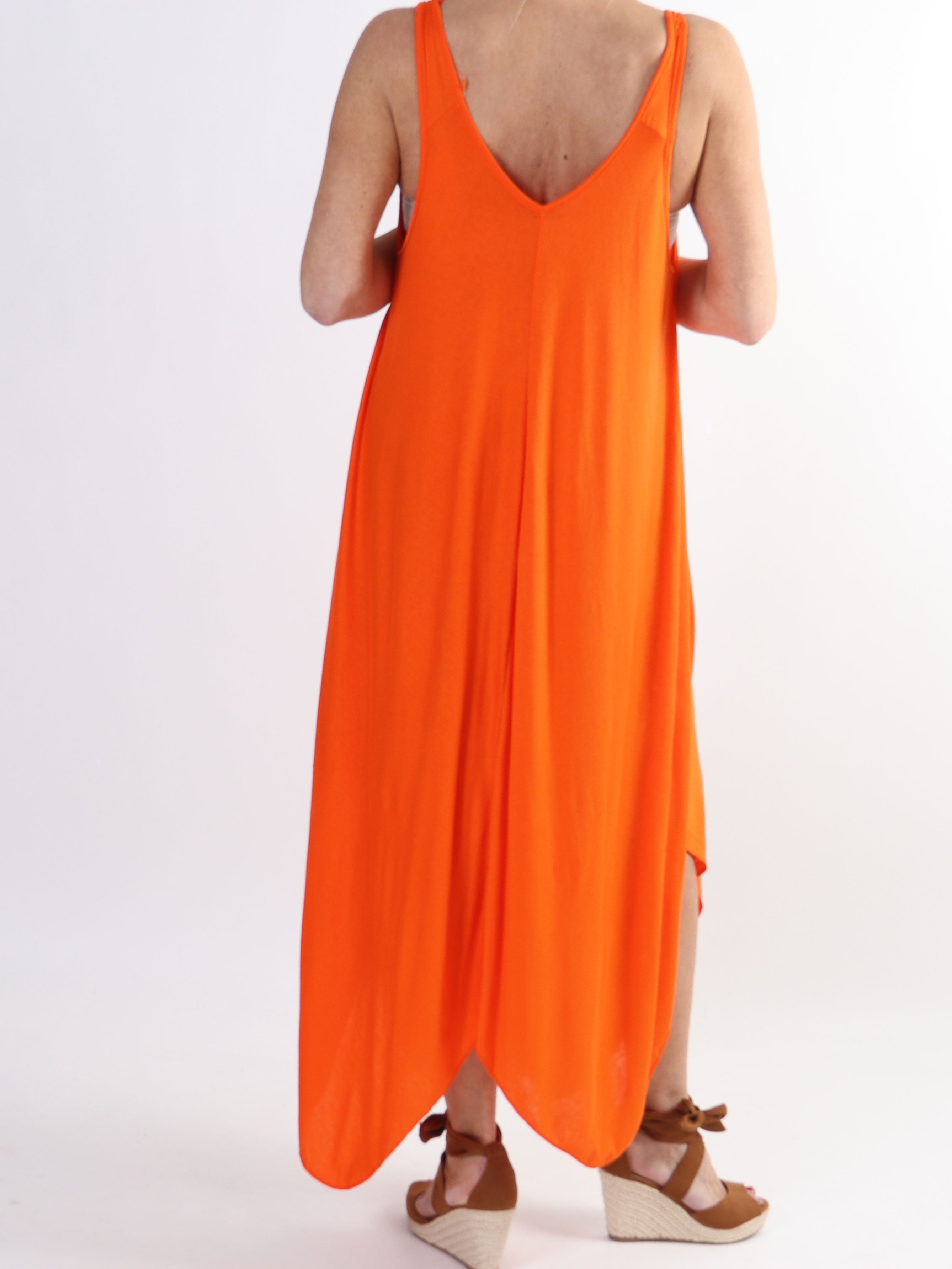 Veronica - Ensfarvet plus size kjole med brede stropper