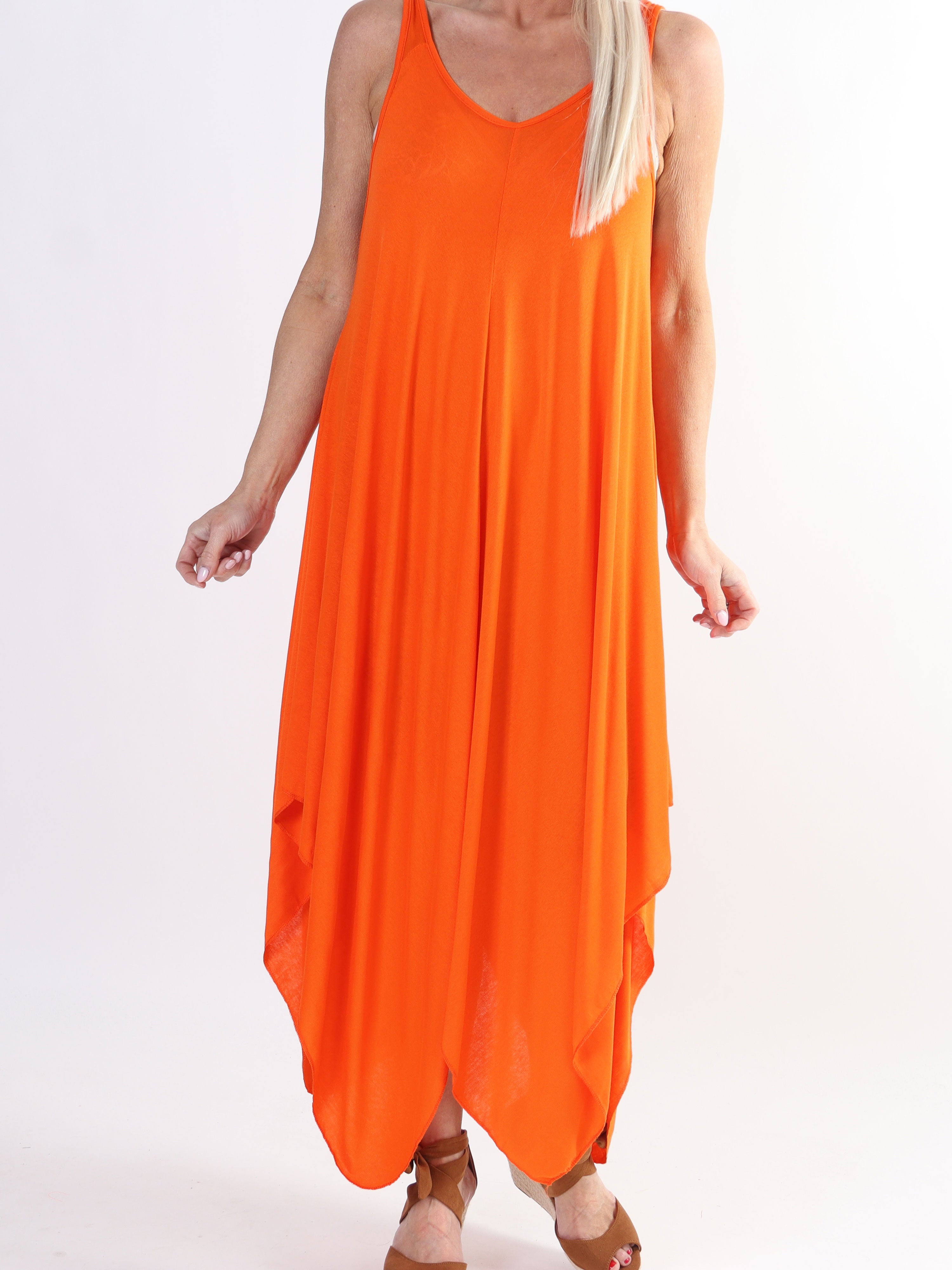 Veronica - Ensfarvet plus size kjole med brede stropper