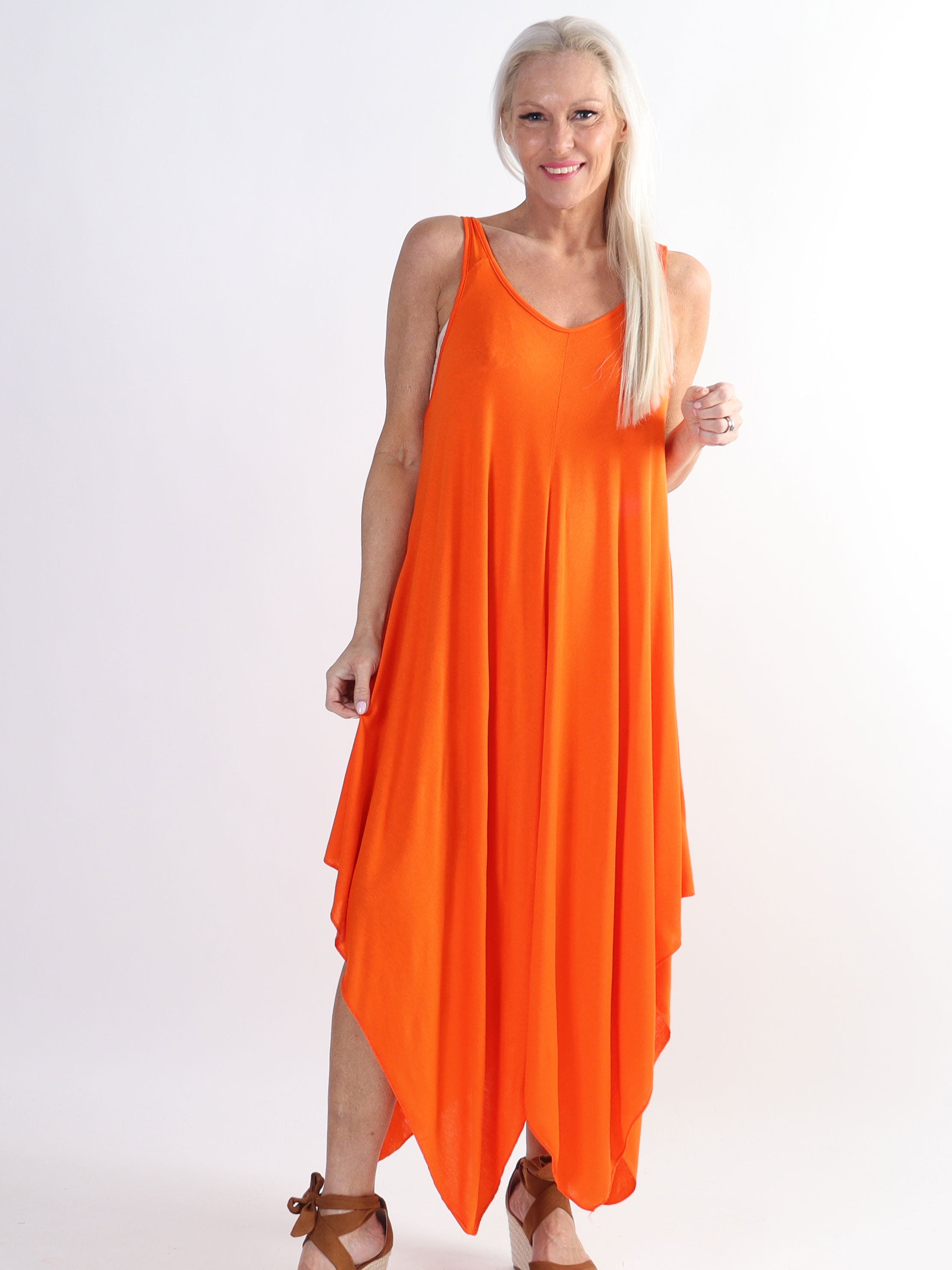 Veronica - Ensfarvet plus size kjole med brede stropper