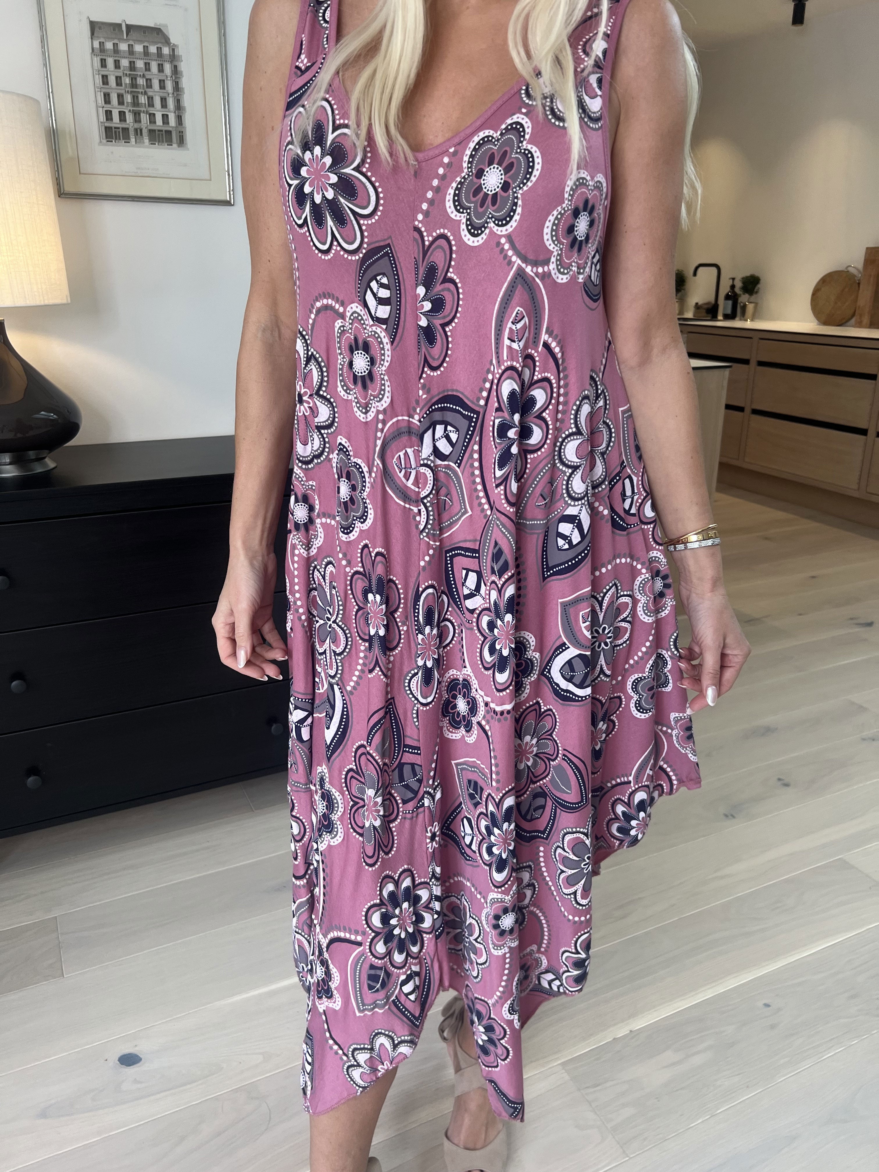 Veronica Flower - Sommerkjole med blomsterprint og brede stropper