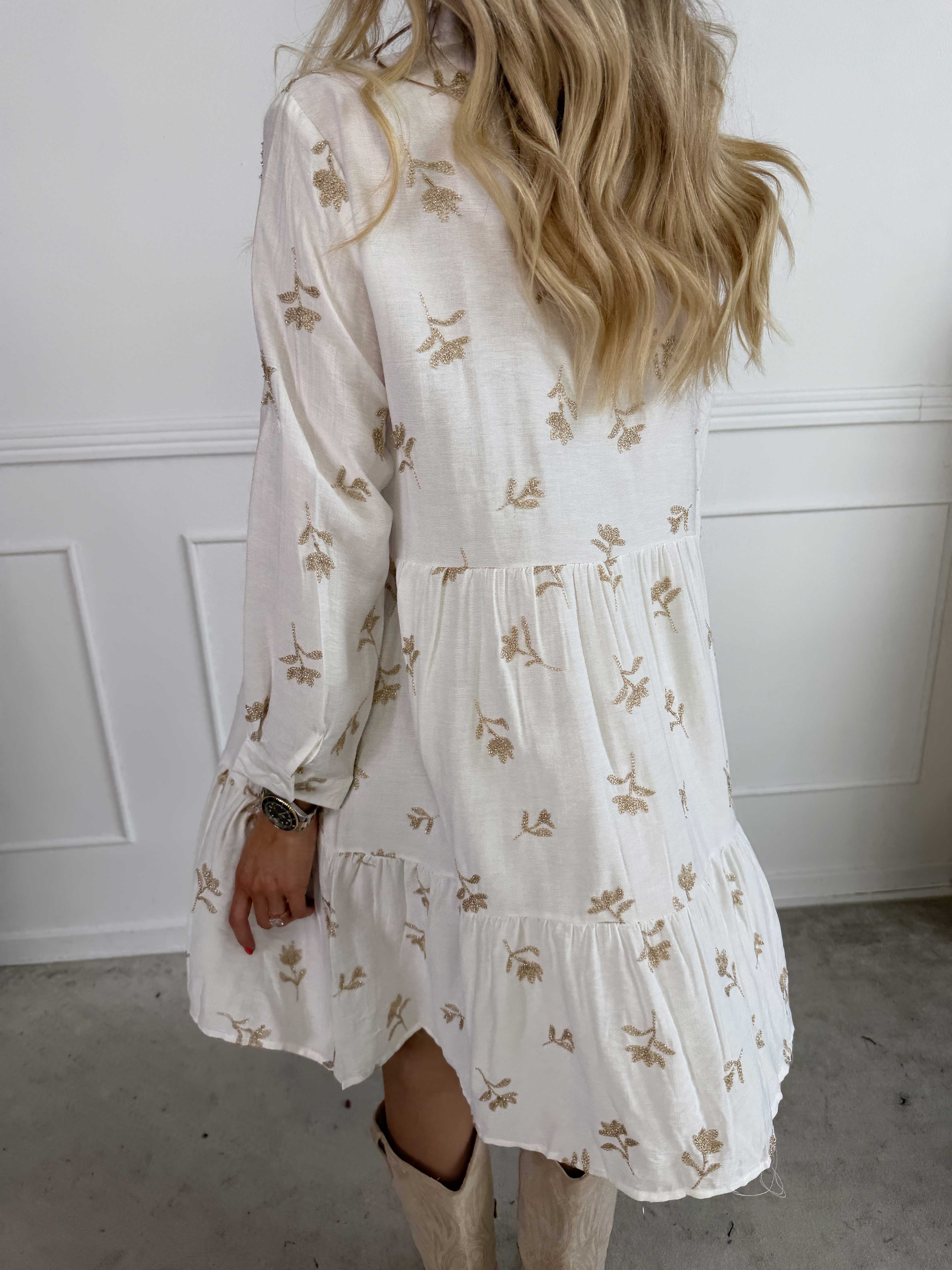 Wania - Sød kjole i viskose med fine blomster broderinger