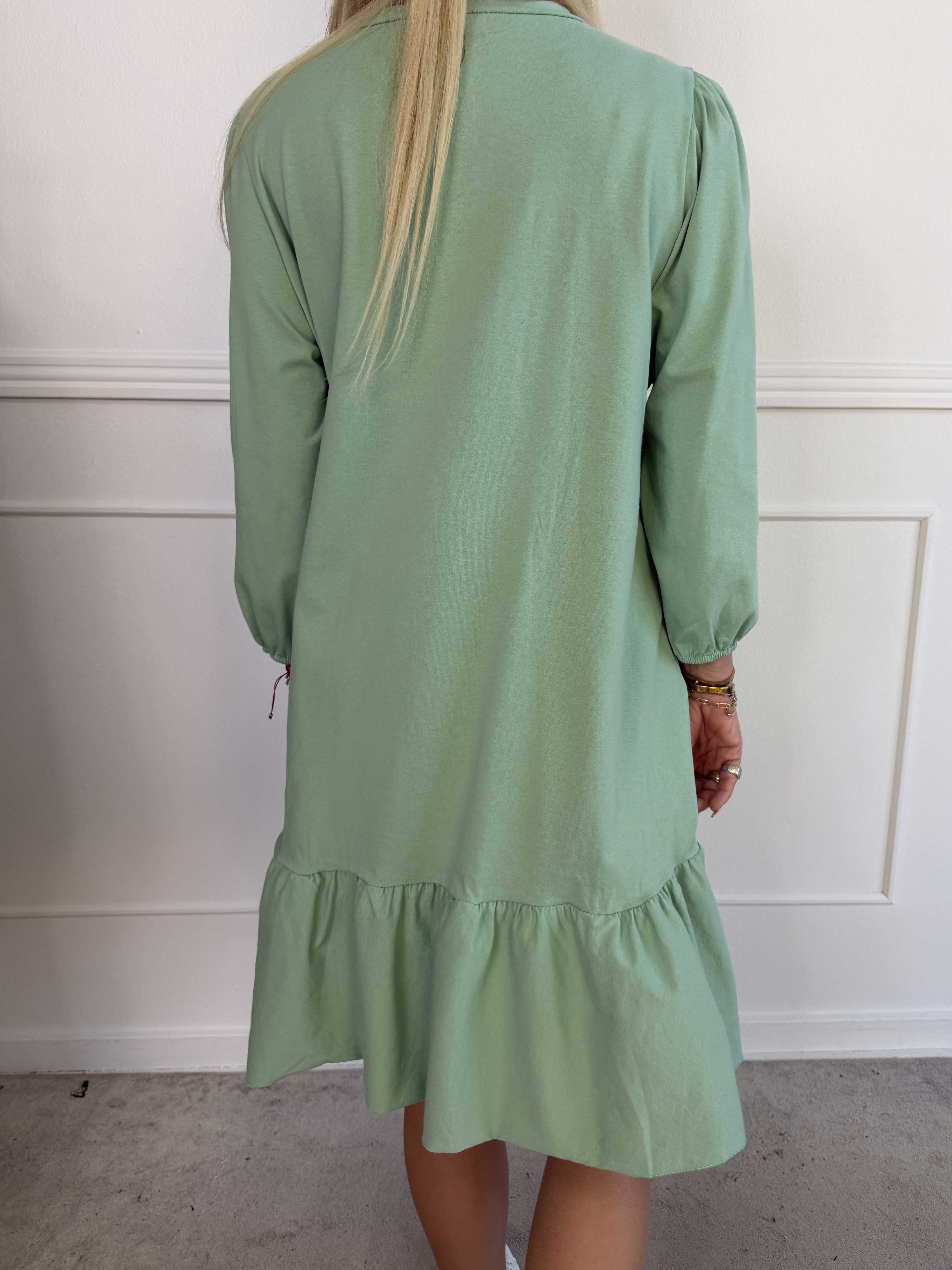 Zafira - Joggingkjole i bomuld med sød flæsekant