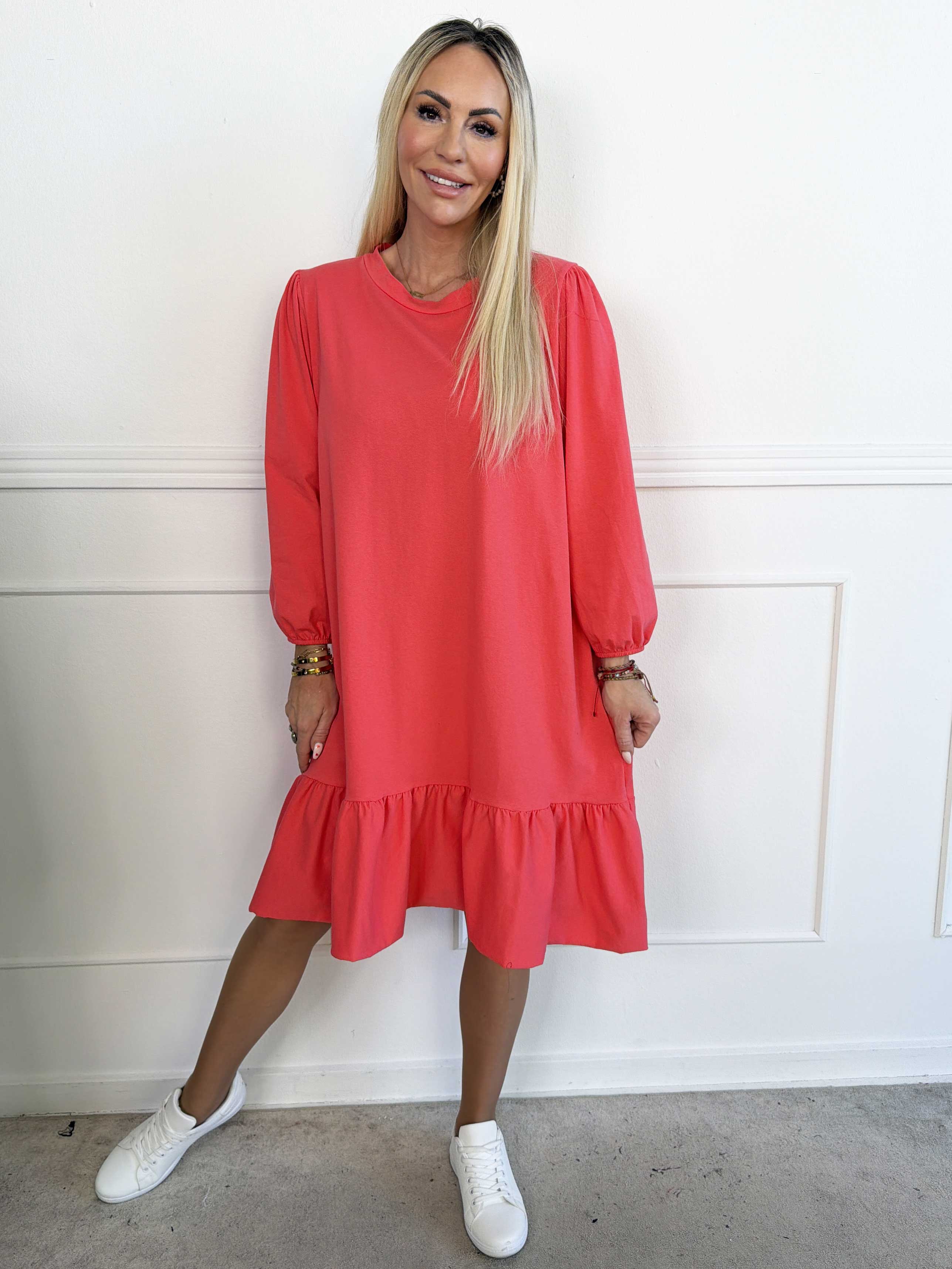 Zafira - Joggingkjole i bomuld med sød flæsekant