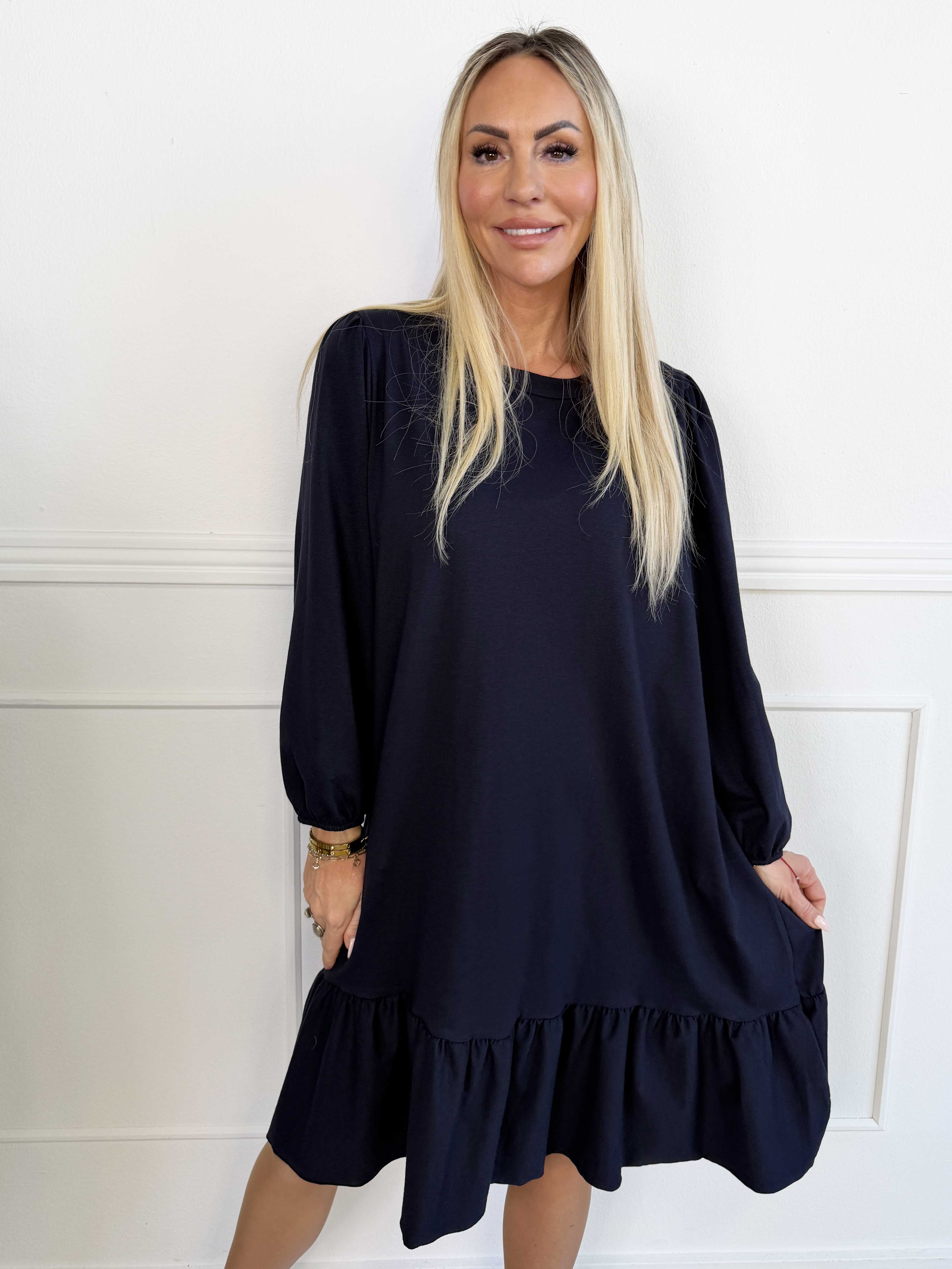 Zafira - Joggingkjole i bomuld med sød flæsekant