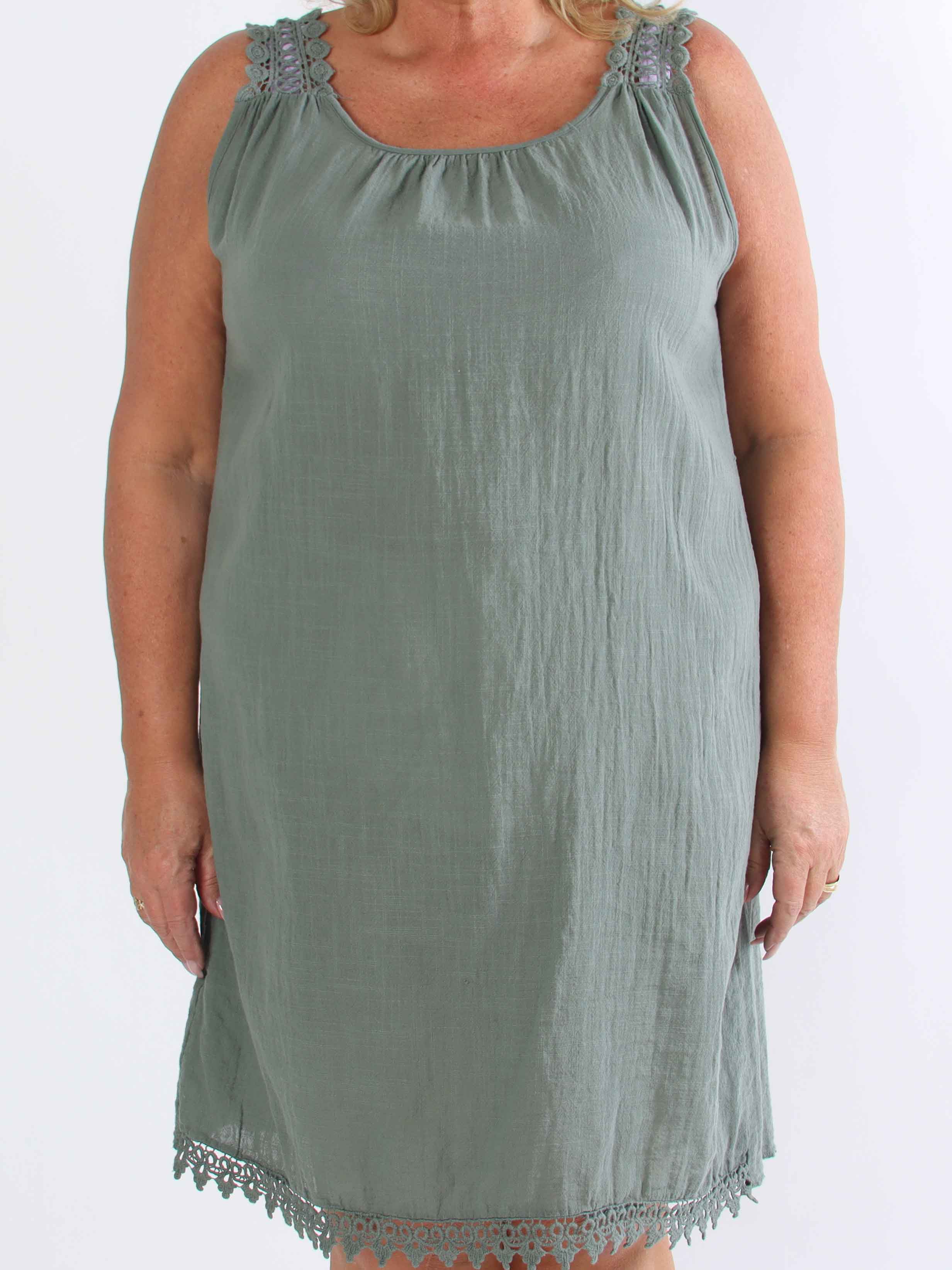 Zella - Sød plus size kjole i bomuld med broderet stropper