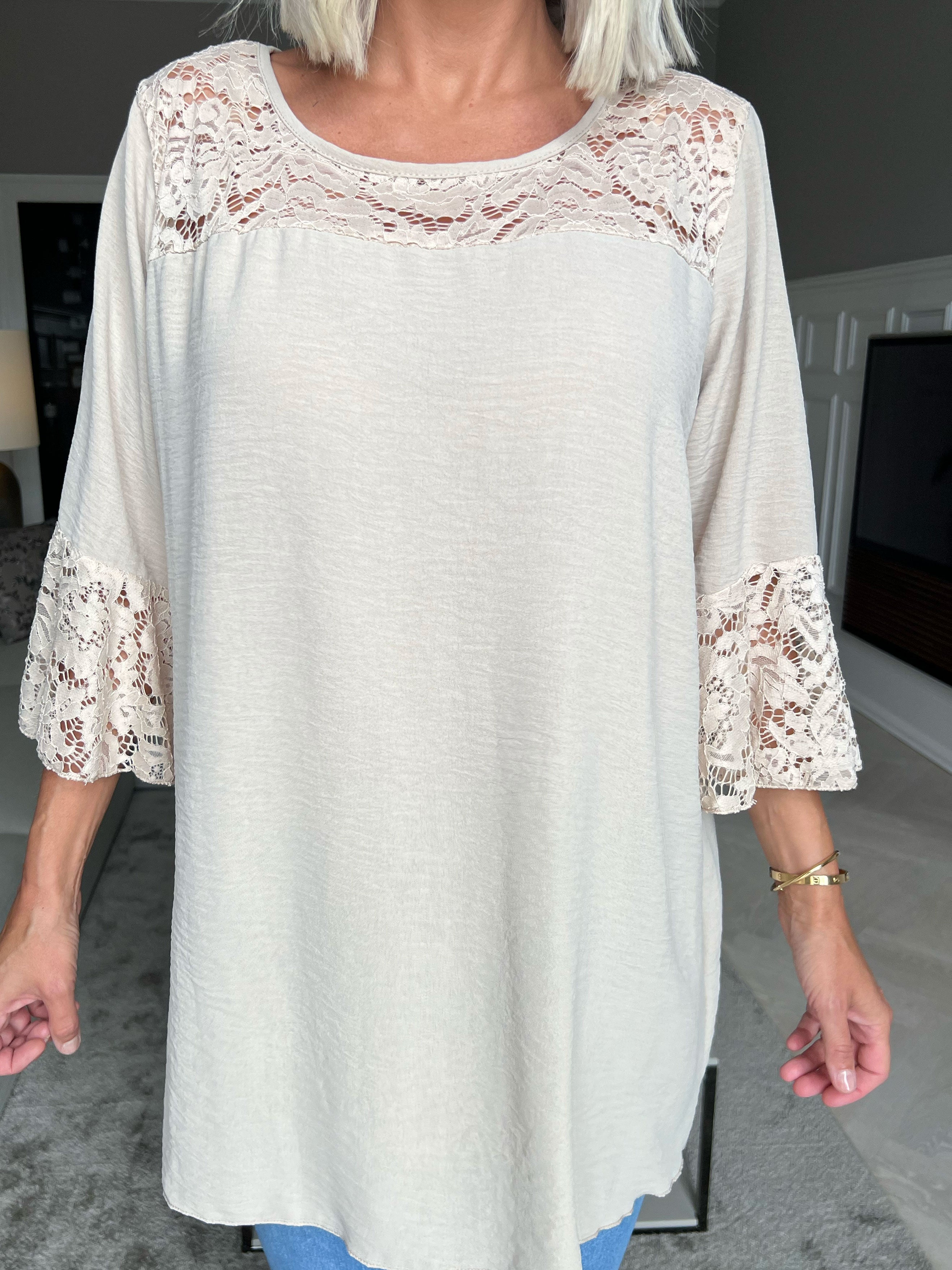 Amanda - Sød simpel tunika med blonde