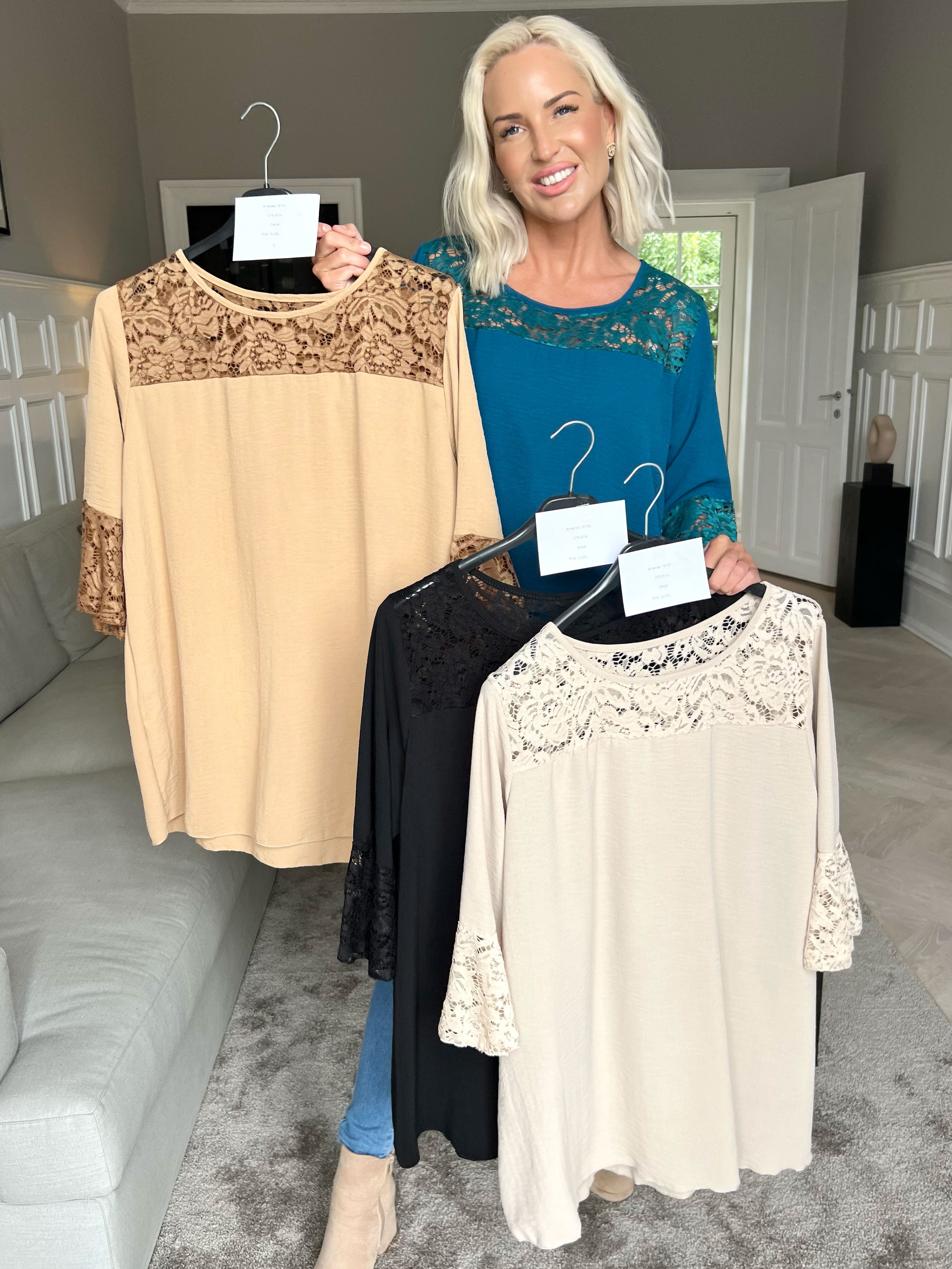 Amanda - Sød simpel tunika med blonde