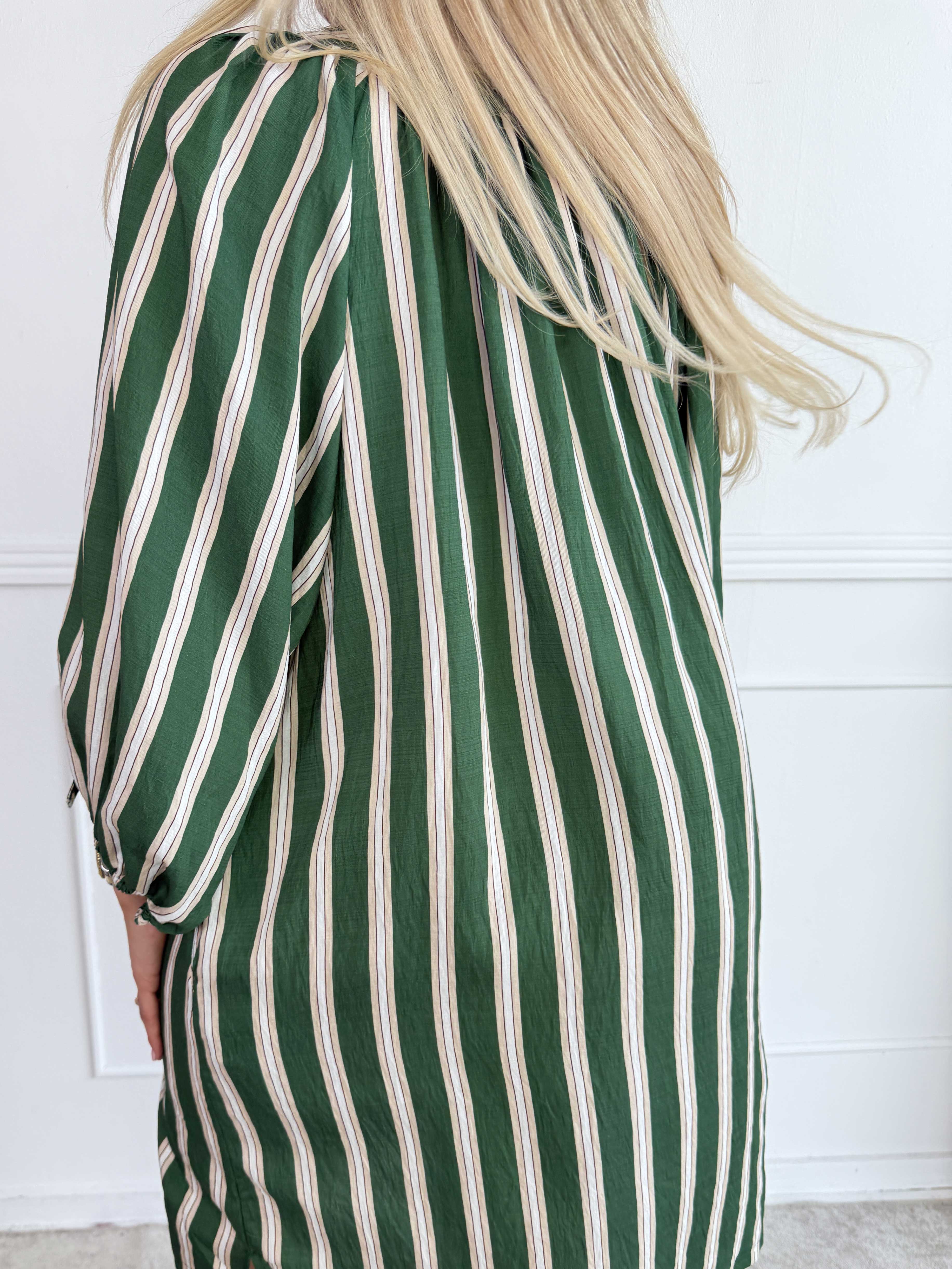Amidala - Stribet plus size kjole i let viskoseblanding med smukke ballonærmer