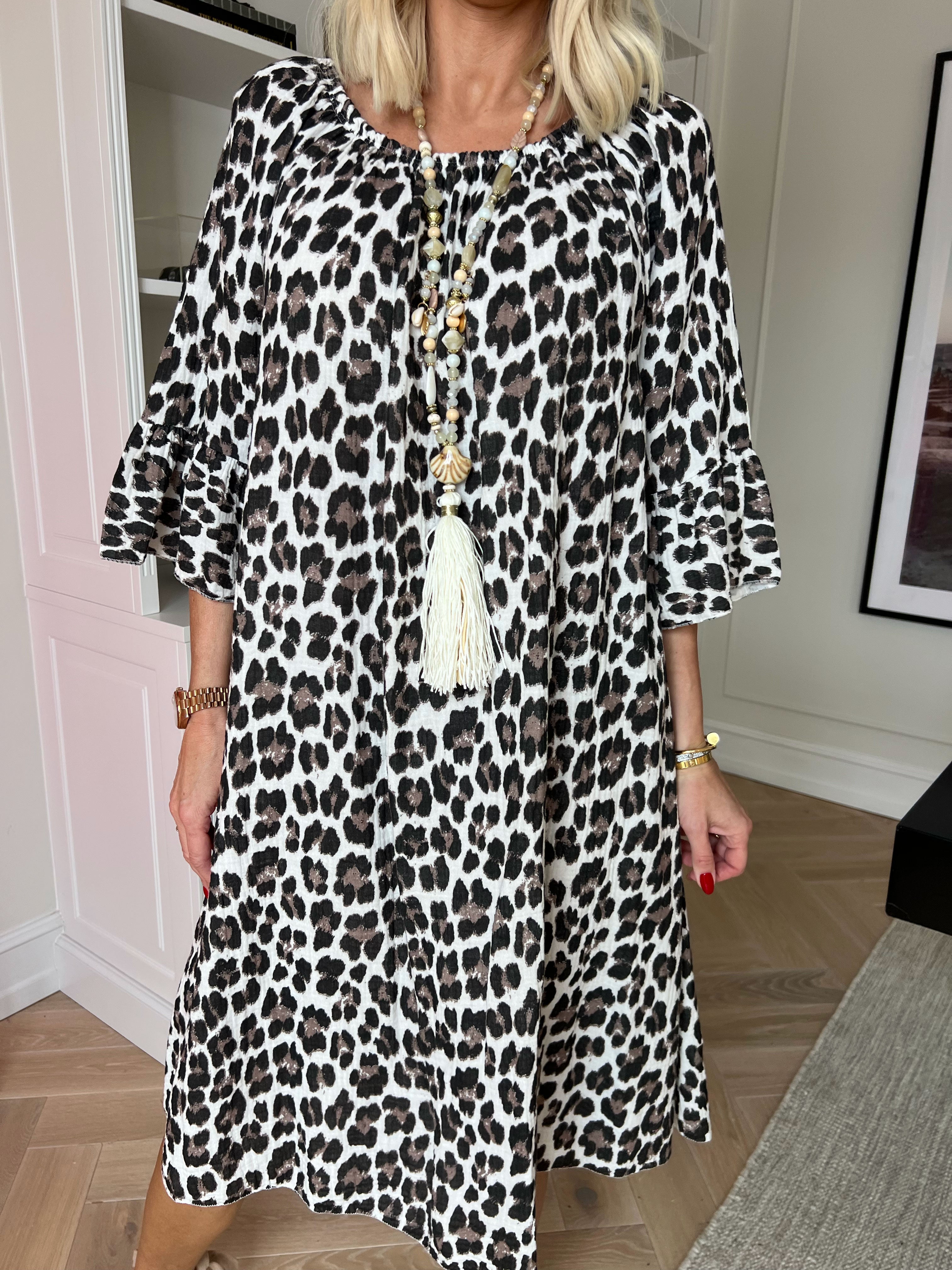 Antonella - Kjole i blødt bomuldsbæk og bølge stof med et fint leopardprint