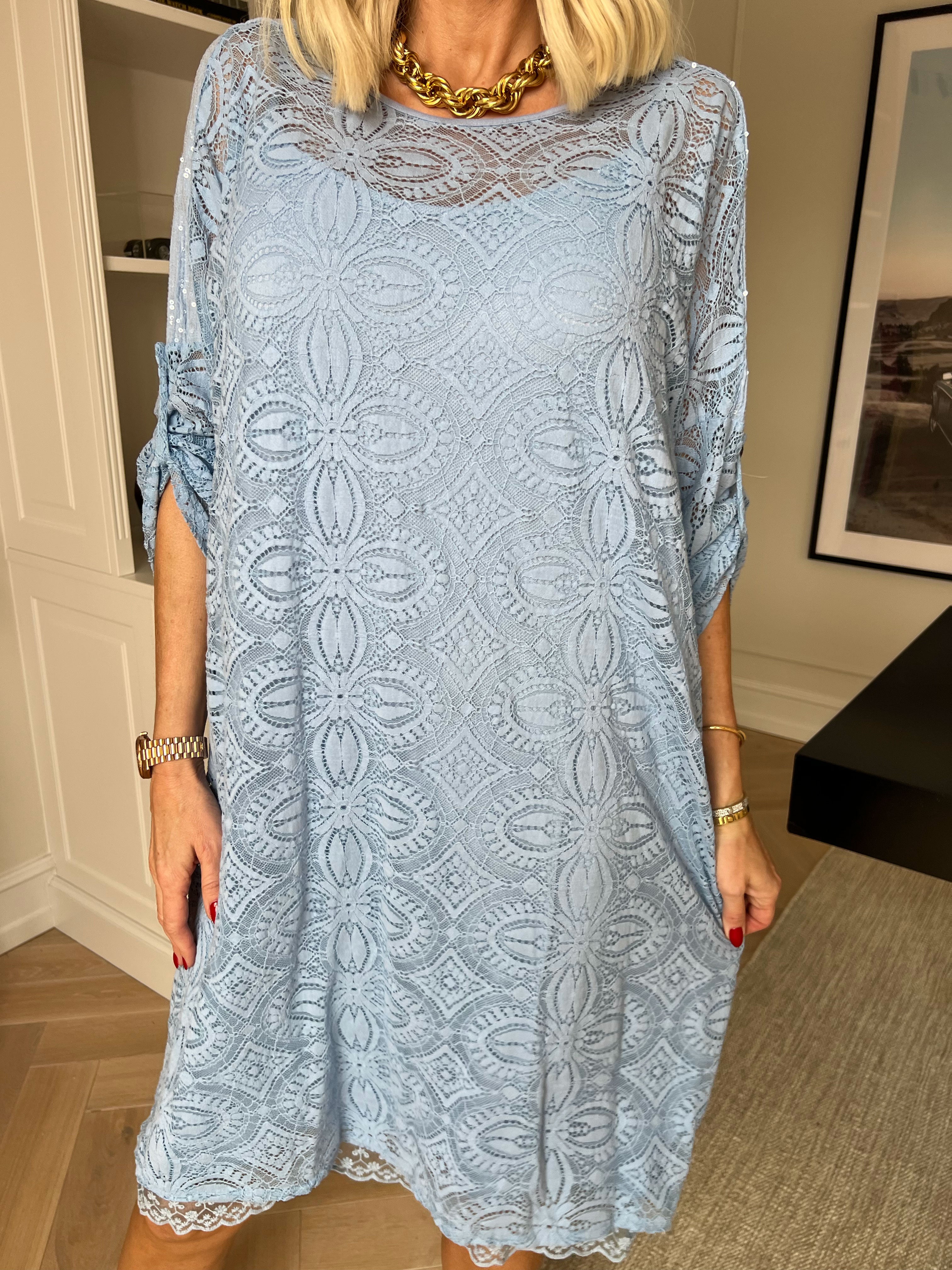 Arianna - Sød blondekjole i bomuld med blød underkjole