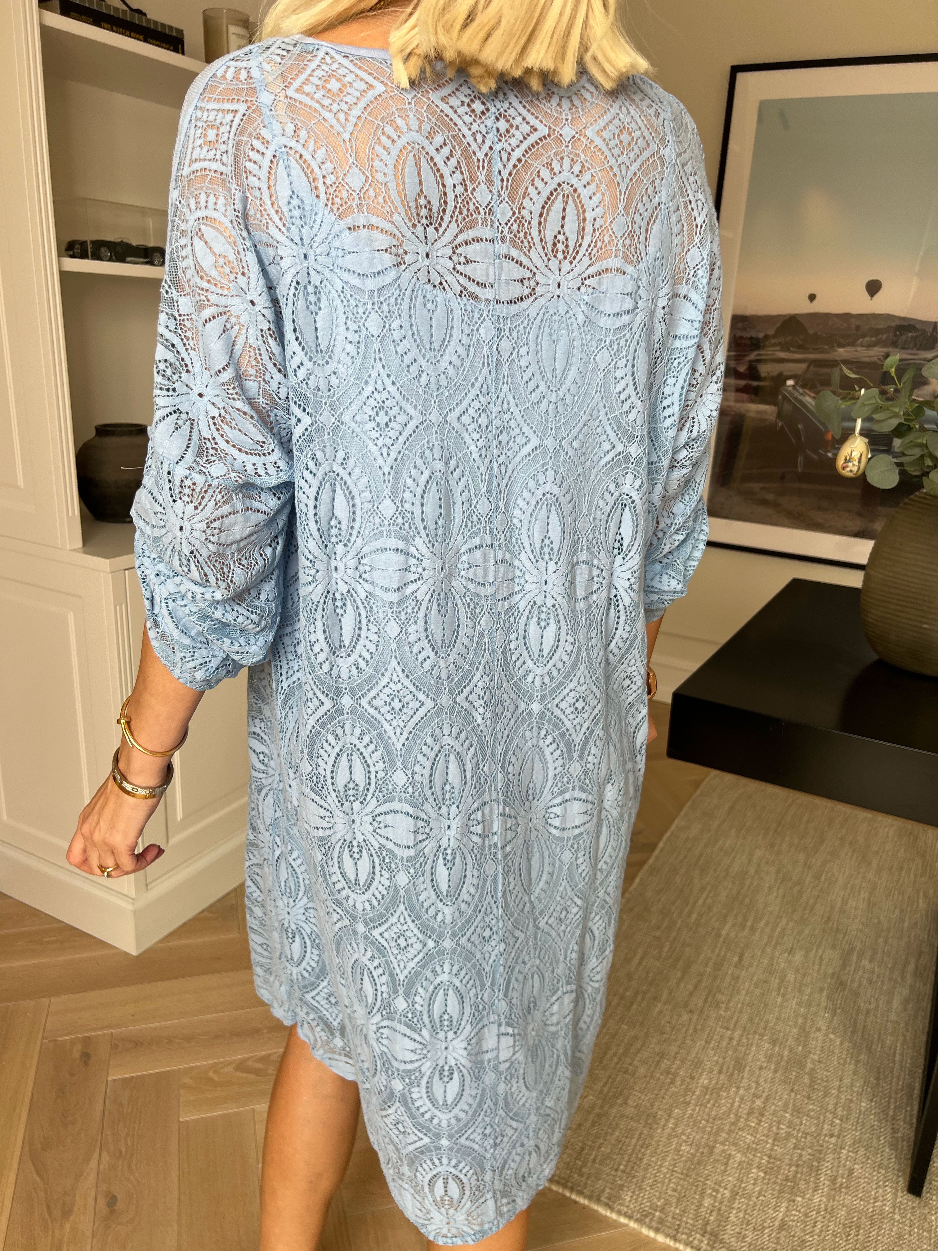 Arianna - Sød blondekjole i bomuld med blød underkjole