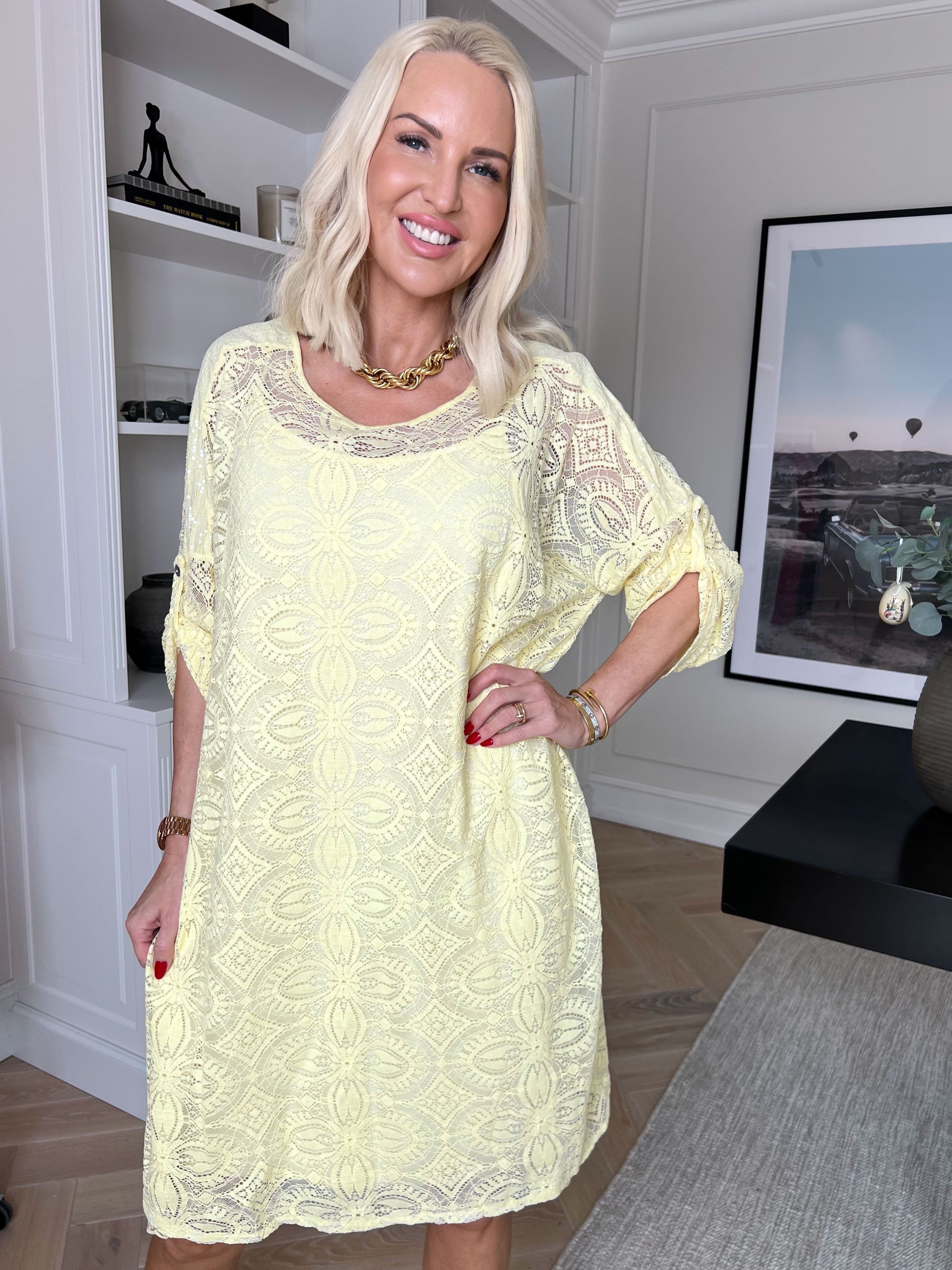 Arianna - Sød blondekjole i bomuld med blød underkjole